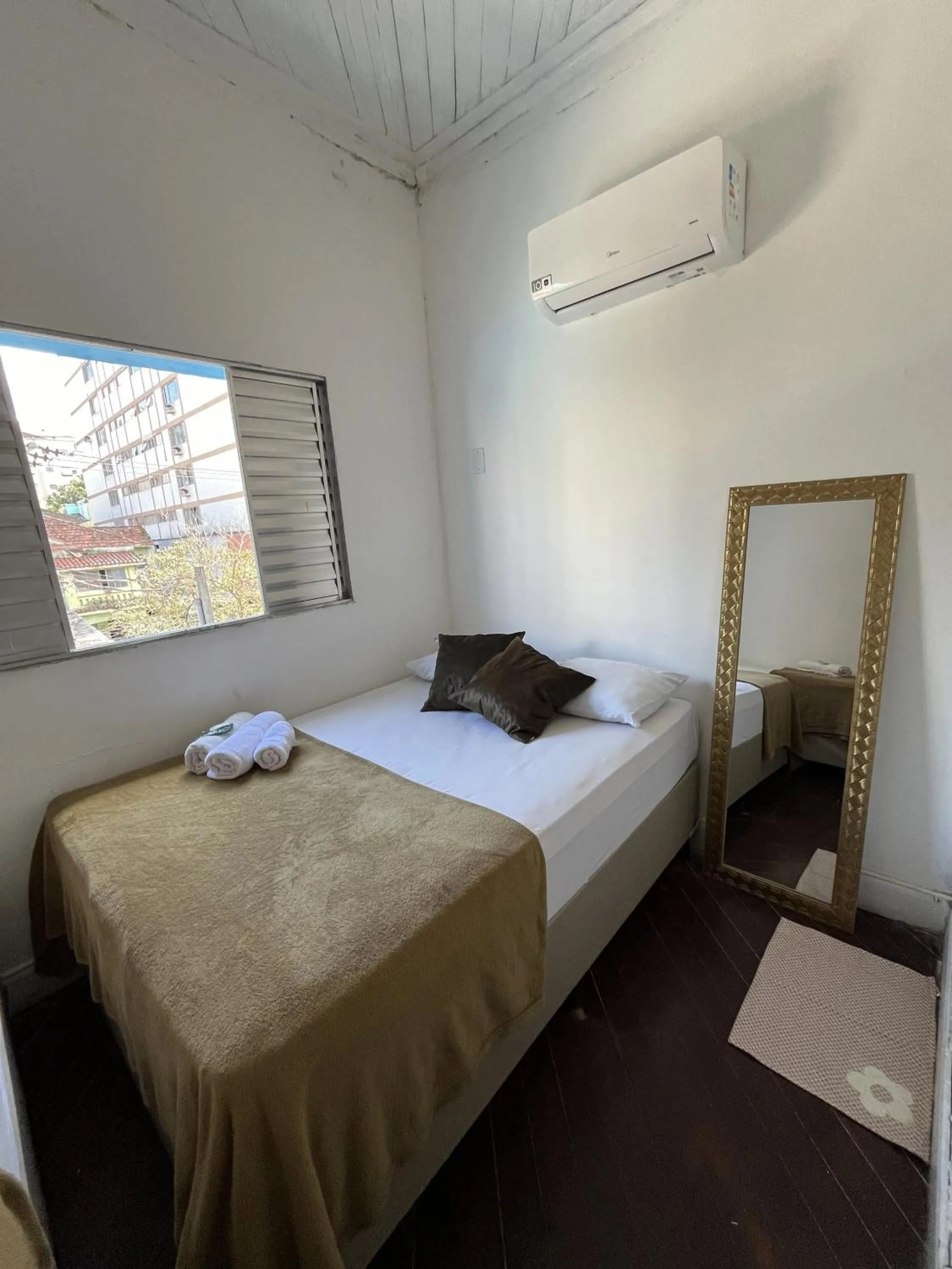 Photo of the whole room, Bed in Pousada Aloha Santos