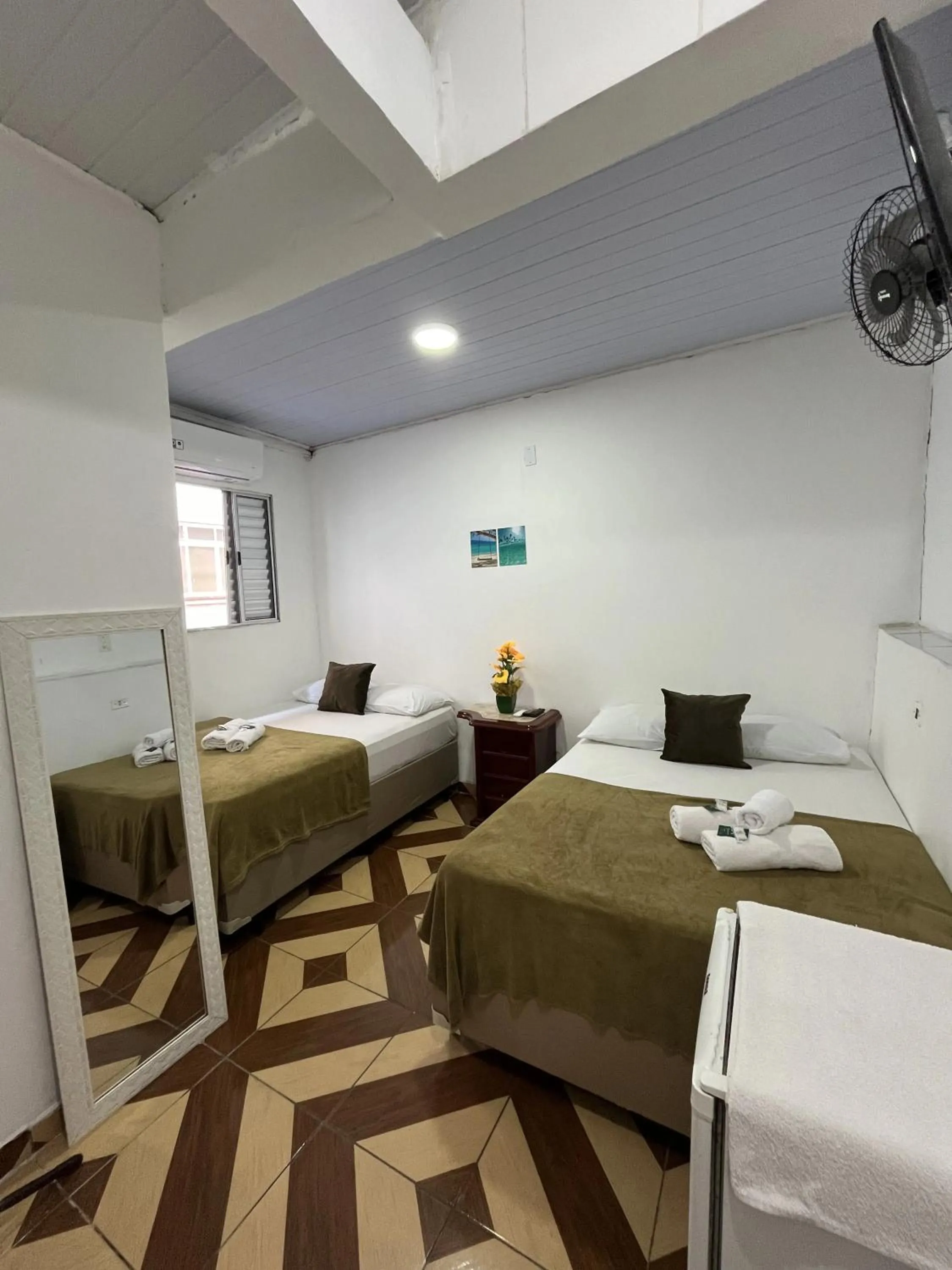 Photo of the whole room, Bed in Pousada Aloha Santos
