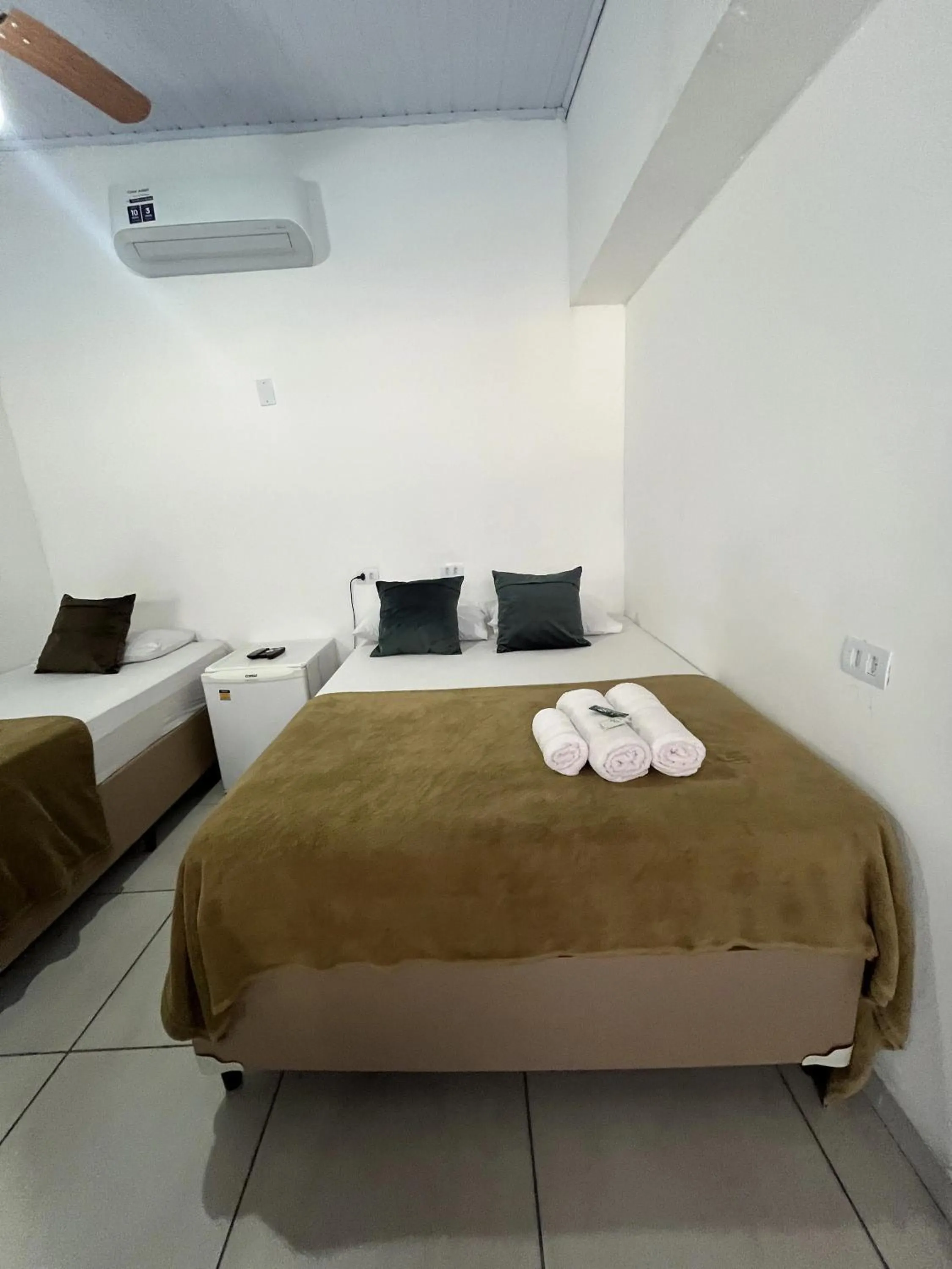 Photo of the whole room, Bed in Pousada Aloha Santos