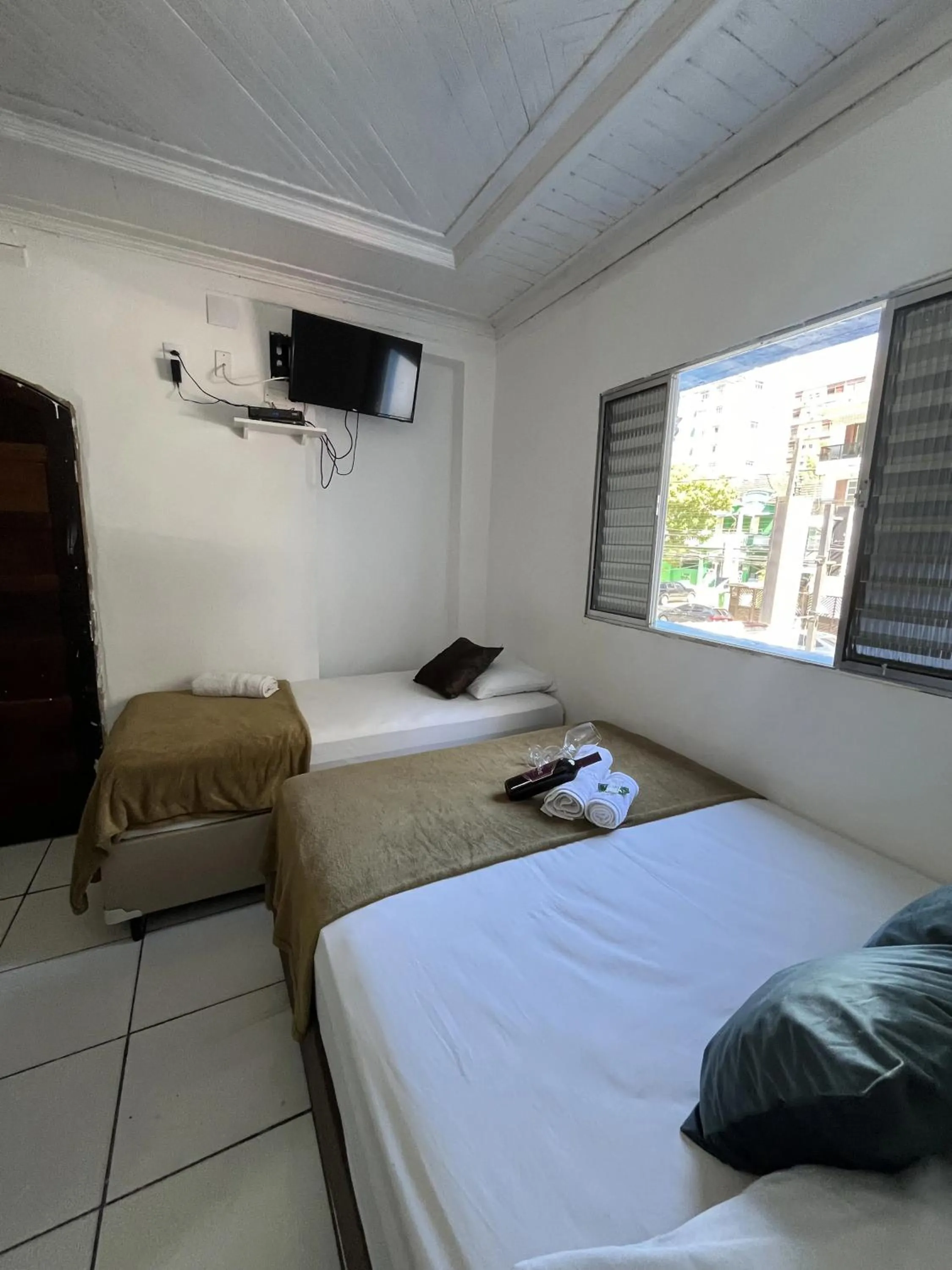 Photo of the whole room, Bed in Pousada Aloha Santos