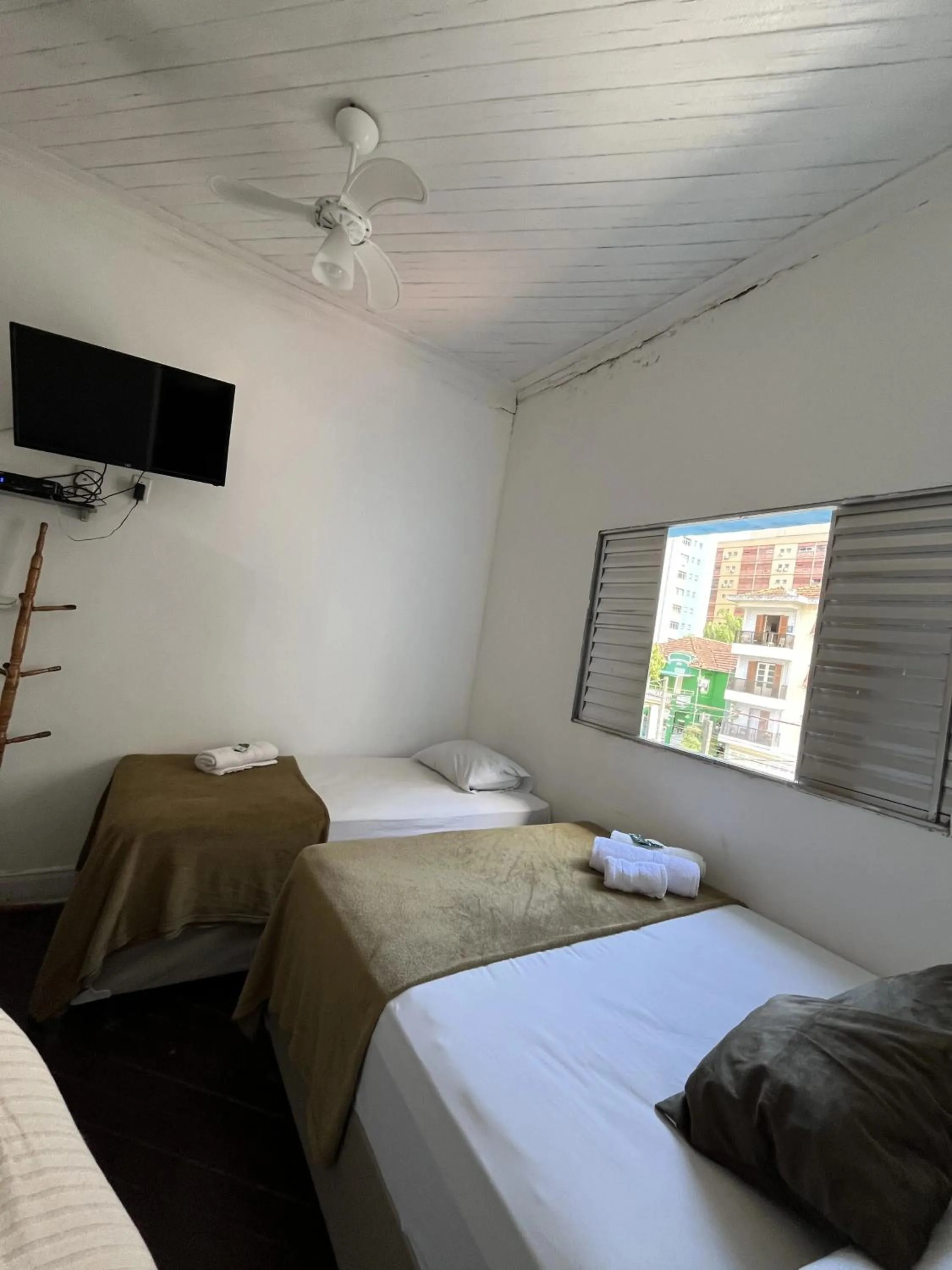 Photo of the whole room, Bed in Pousada Aloha Santos