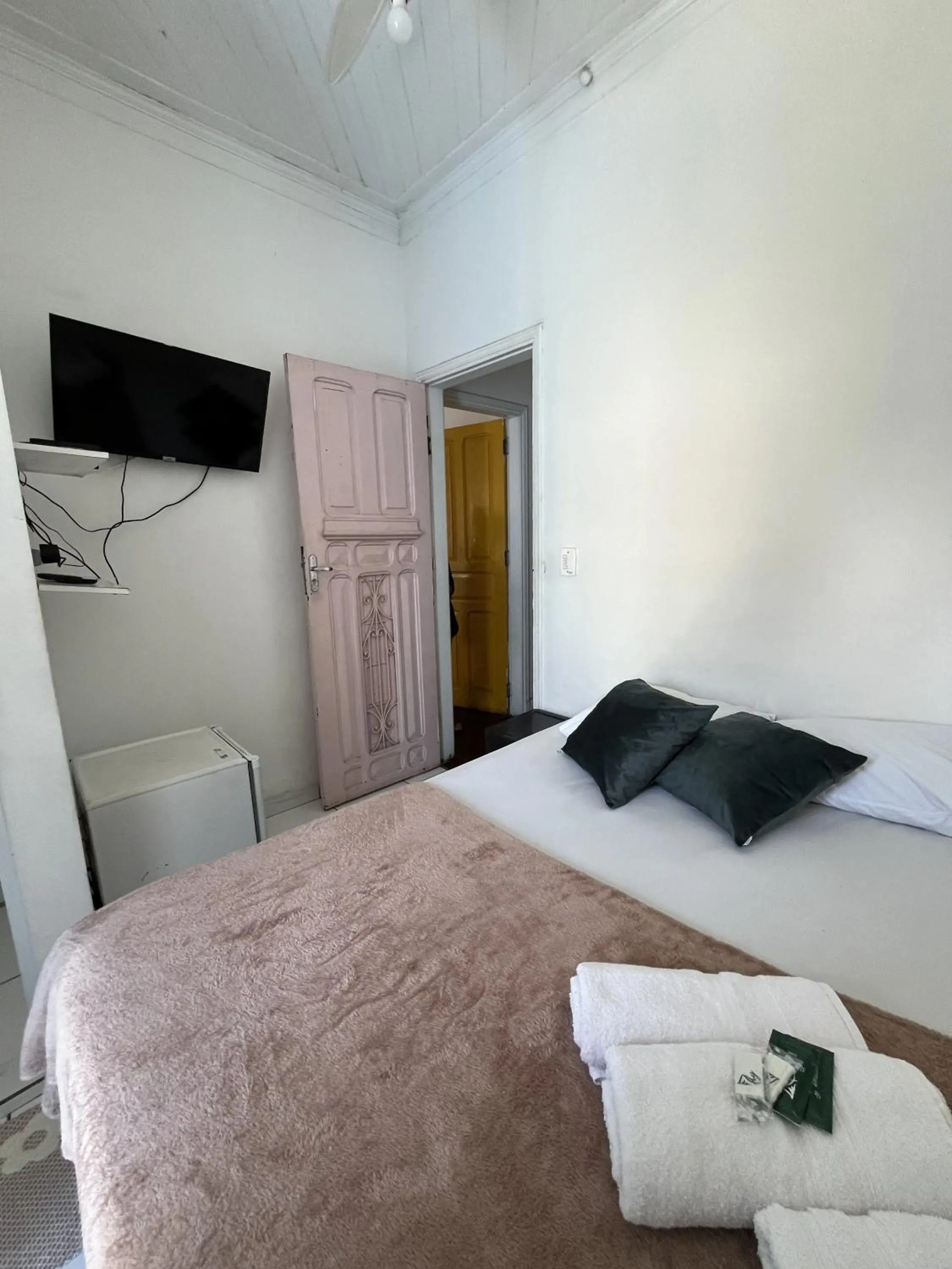 Photo of the whole room, Bed in Pousada Aloha Santos