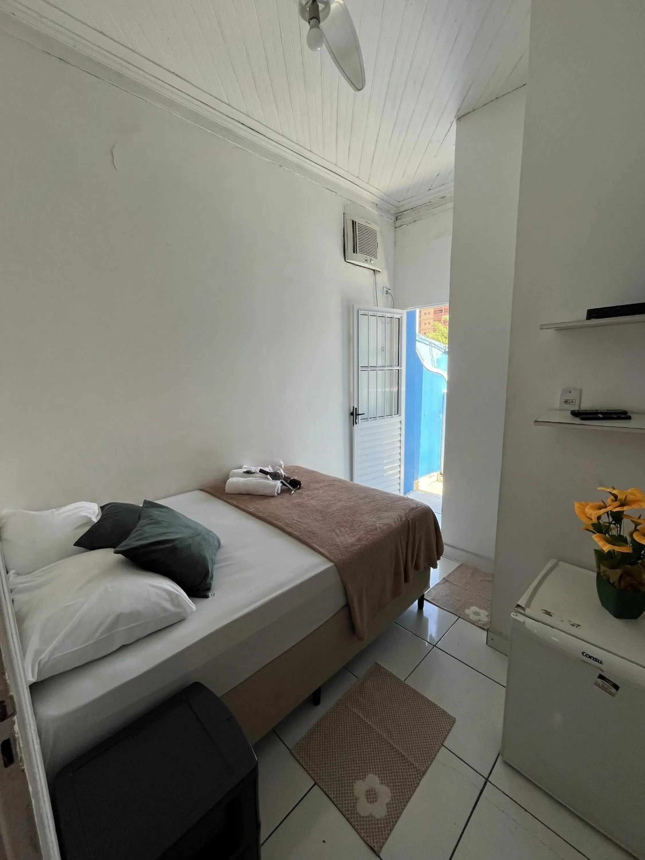 Photo of the whole room, Bed in Pousada Aloha Santos