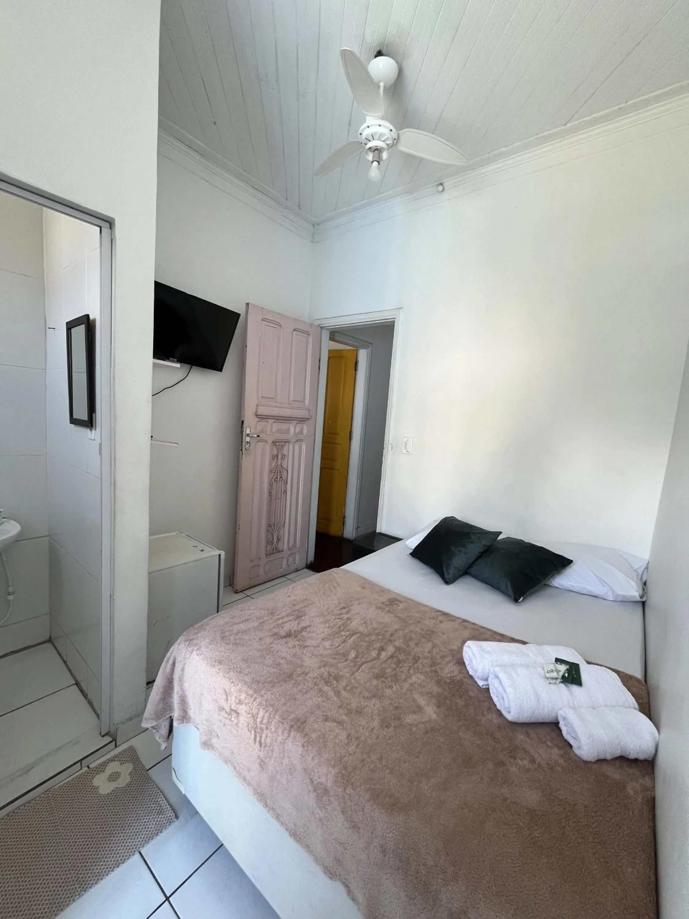 Photo of the whole room, Bed in Pousada Aloha Santos