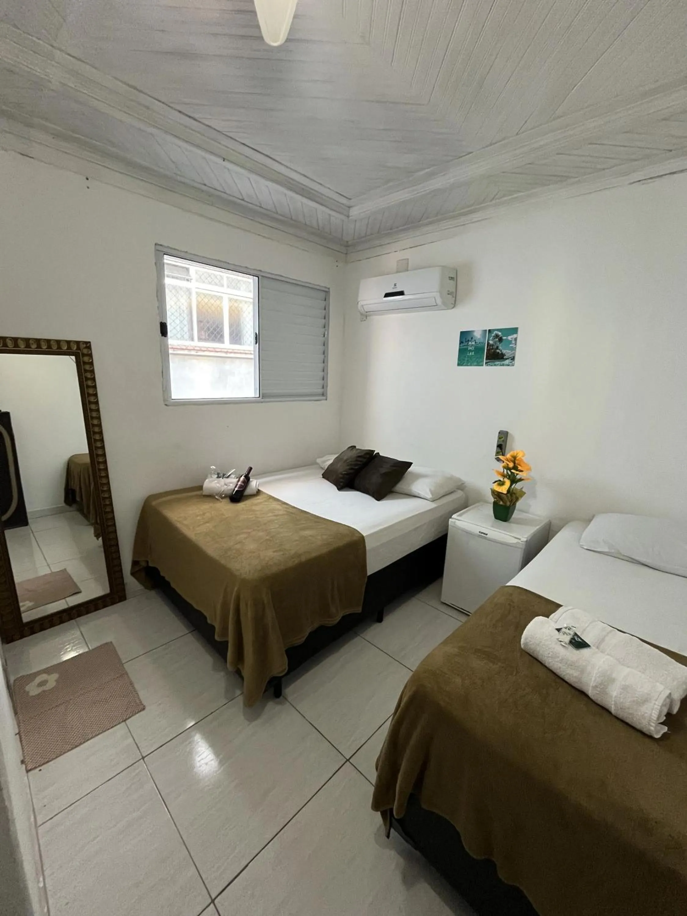 Photo of the whole room, Bed in Pousada Aloha Santos