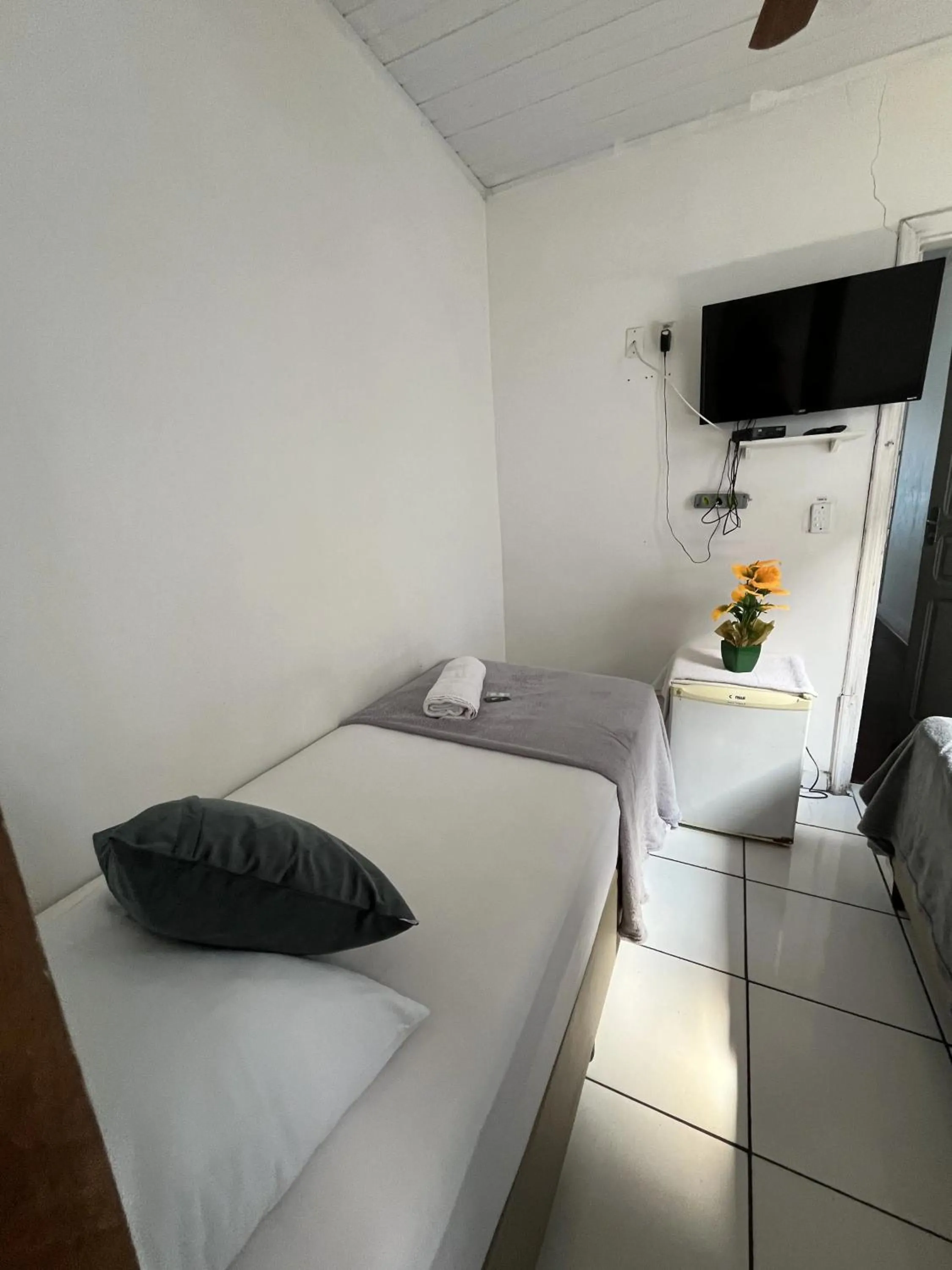 Photo of the whole room, Bed in Pousada Aloha Santos