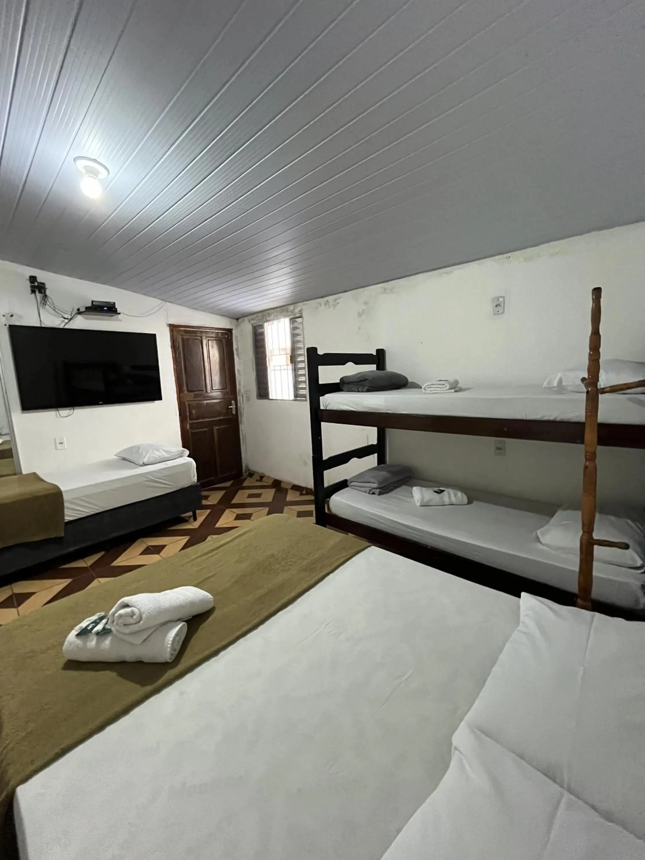 Photo of the whole room, Bed in Pousada Aloha Santos
