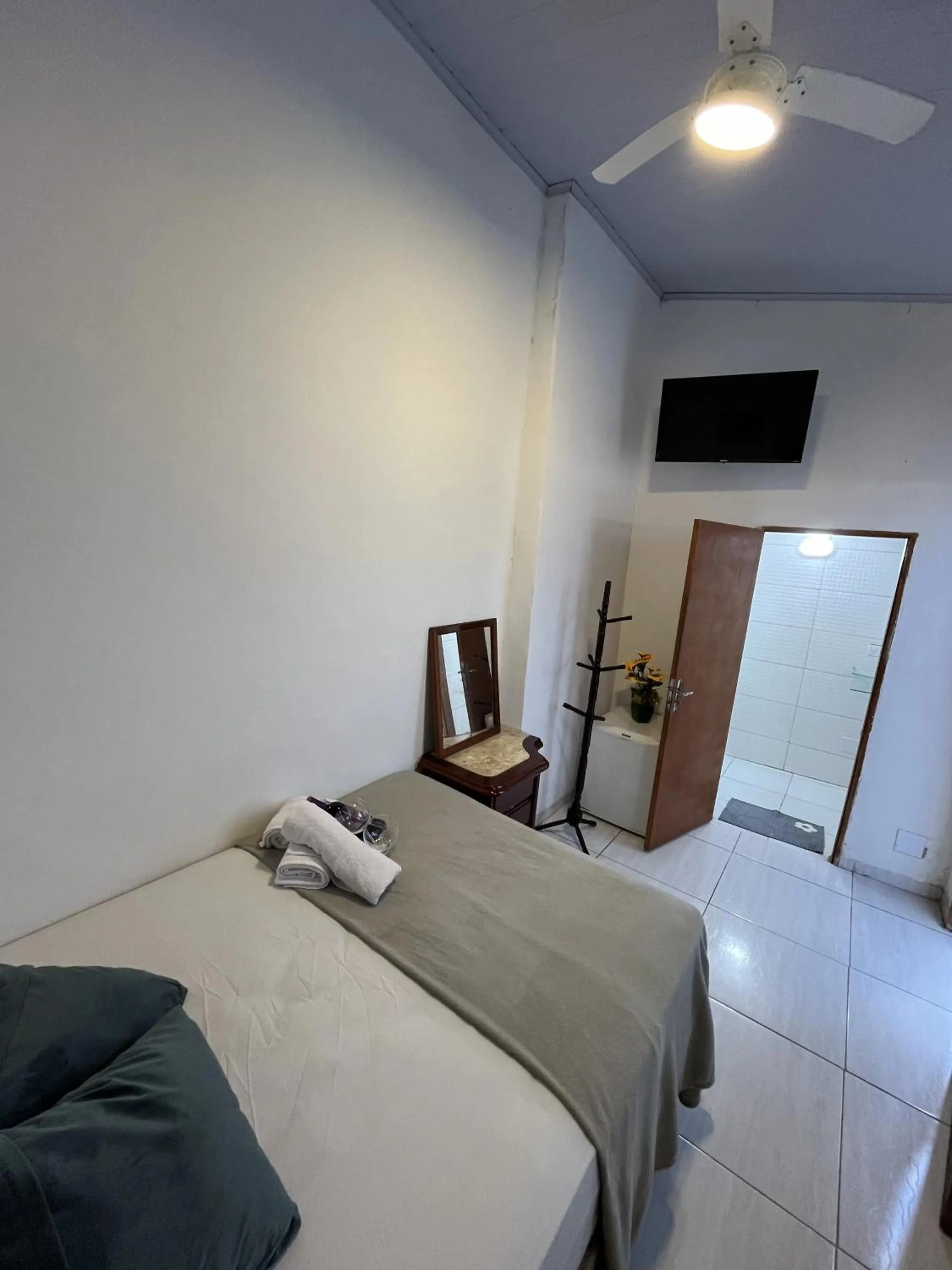 Photo of the whole room, Bed in Pousada Aloha Santos