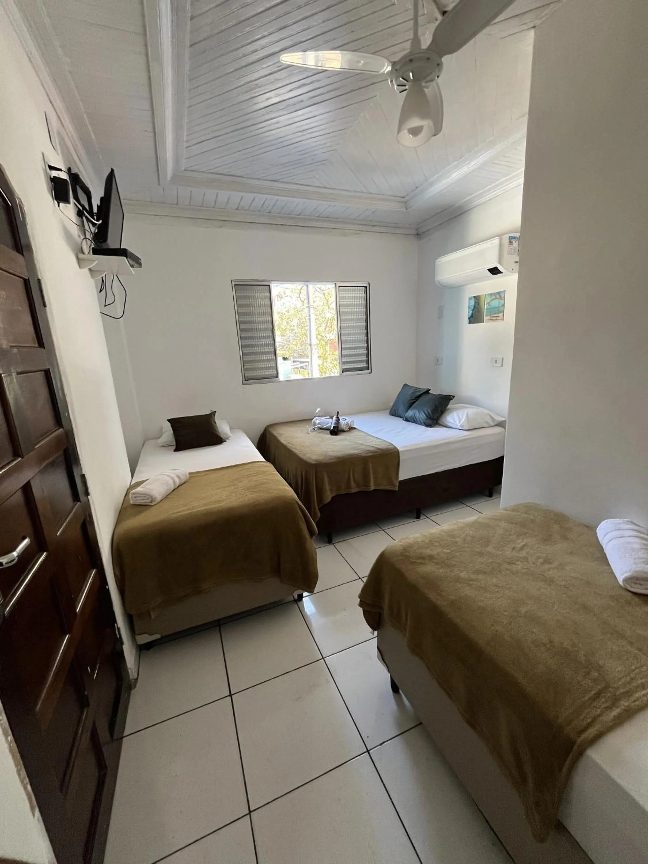 Photo of the whole room, Bed in Pousada Aloha Santos