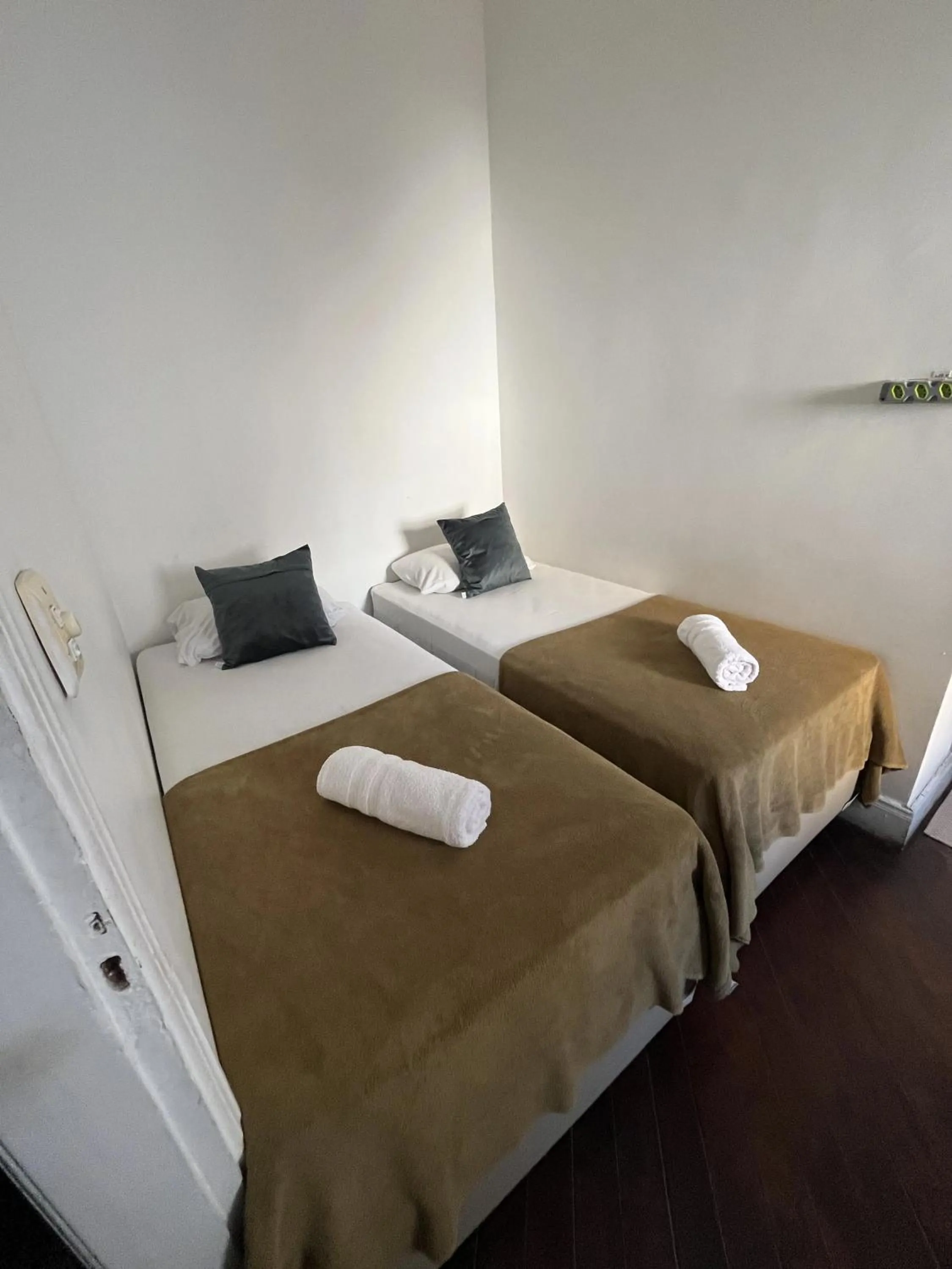 Photo of the whole room, Bed in Pousada Aloha Santos