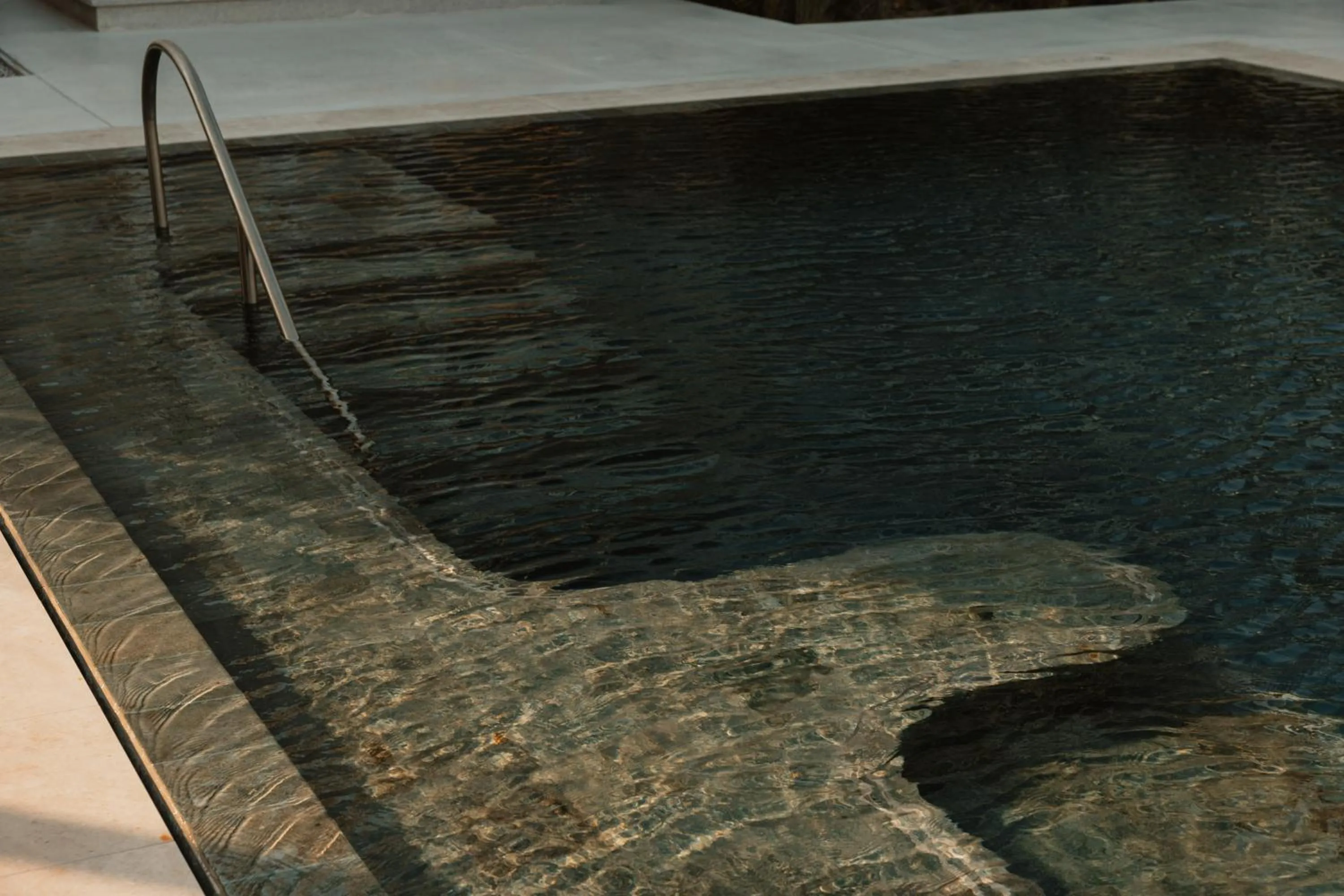 Swimming pool in Rosewood Doha