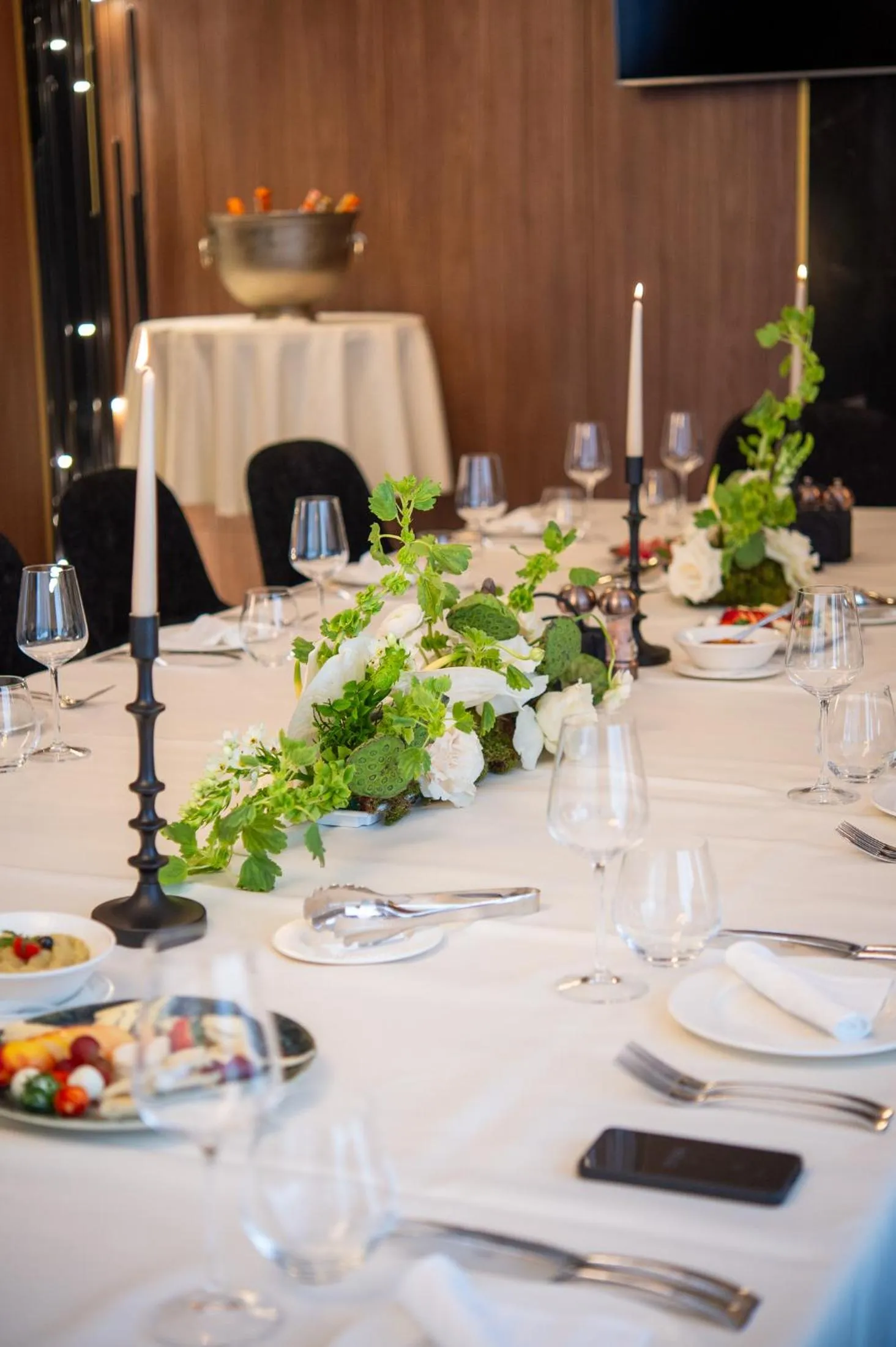 Restaurant/places to eat in Sky Airport Hotel