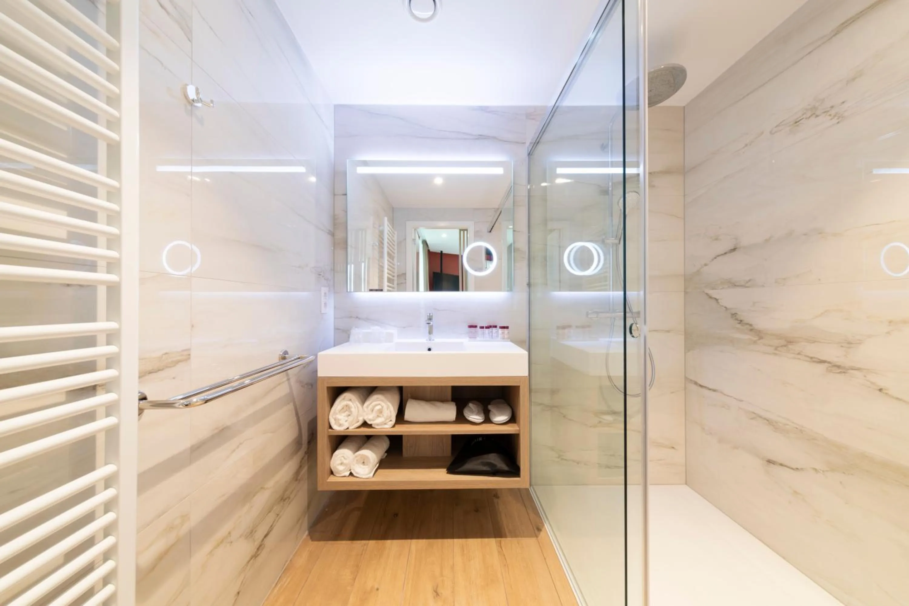 Shower, Bed in Hotel du Bois d'Arlon