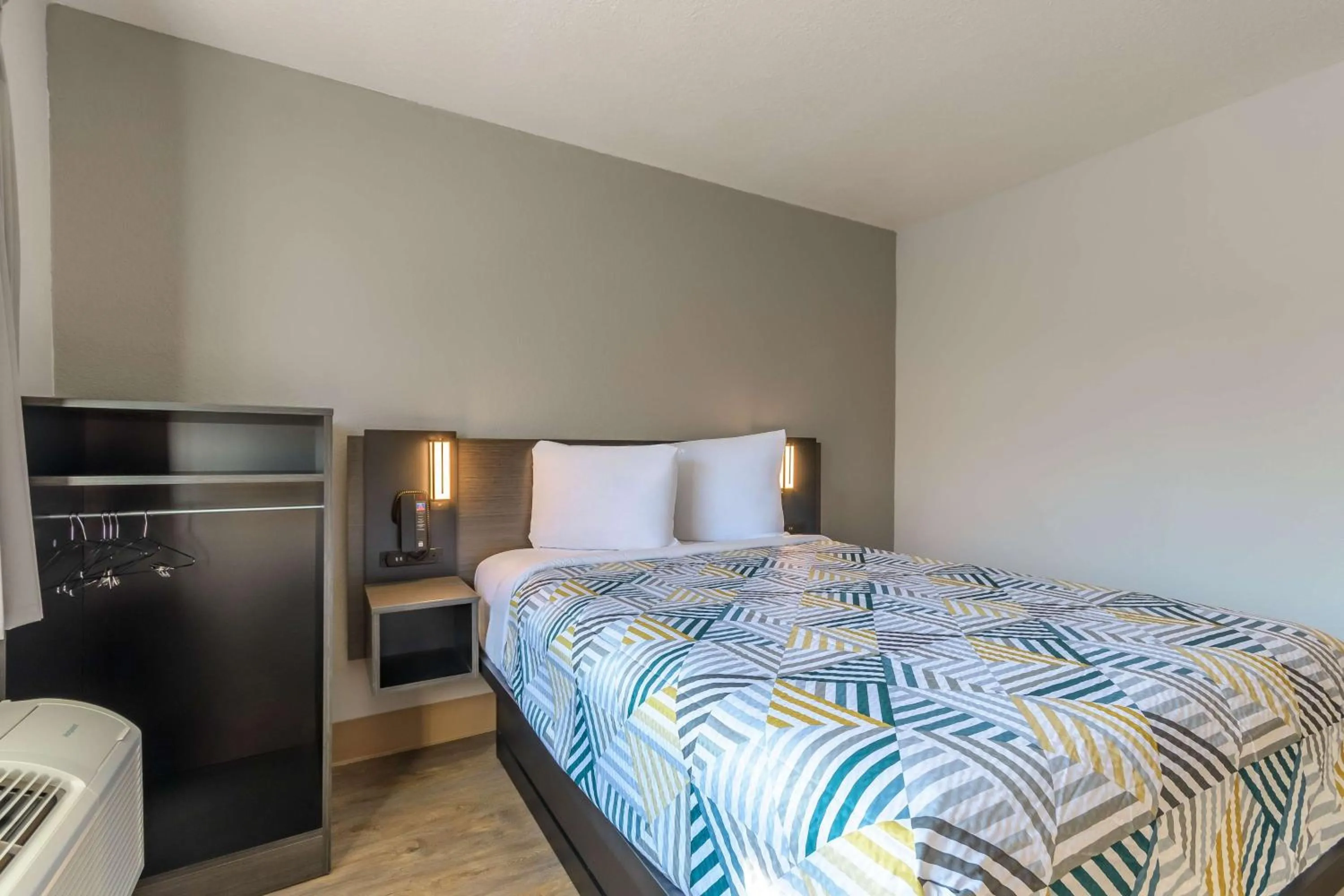 Bedroom, Bed in Studio 6 Hayward, CA Silicon Valley Gateway