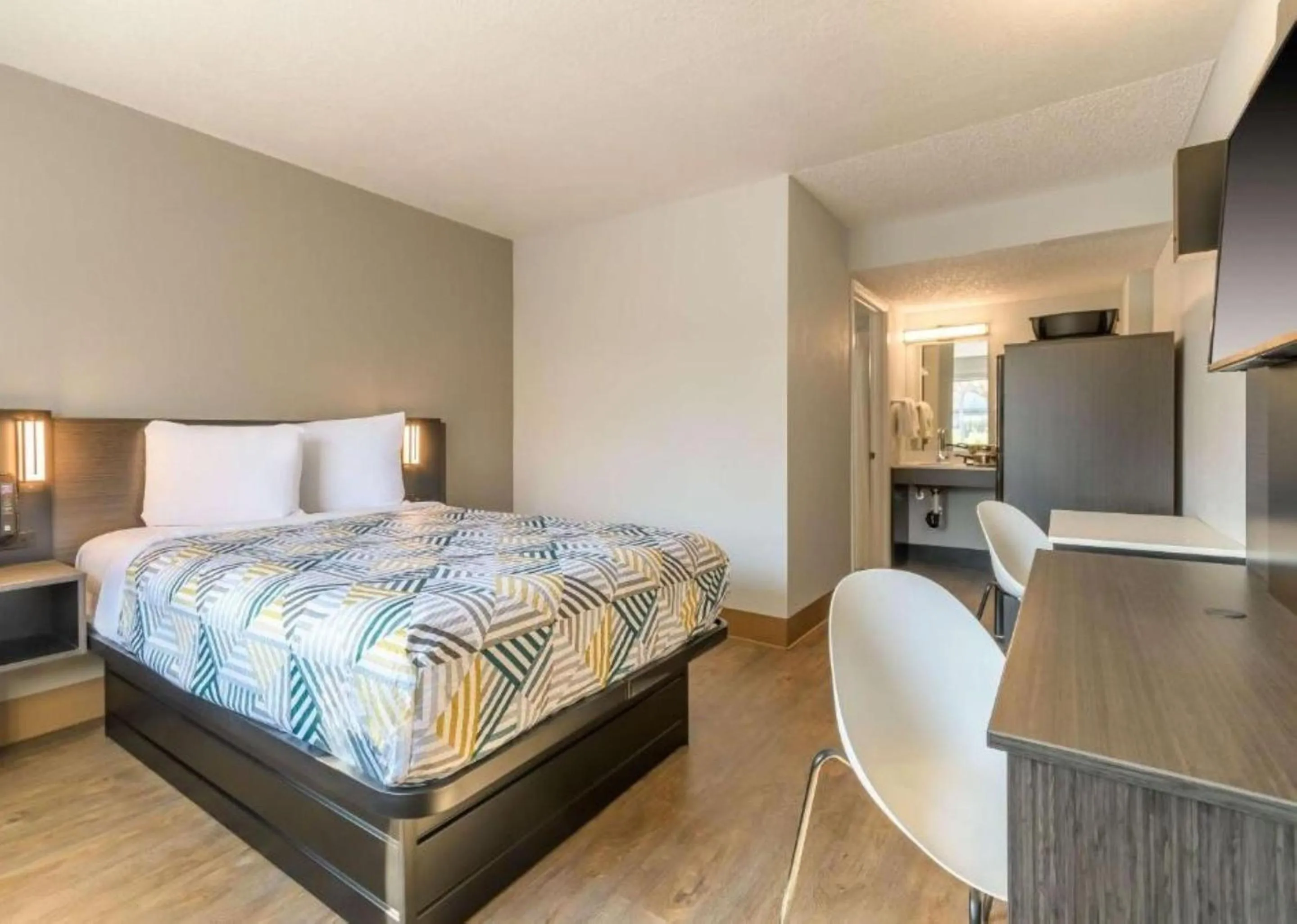 Bedroom, Bed in Studio 6 Hayward, CA Silicon Valley Gateway