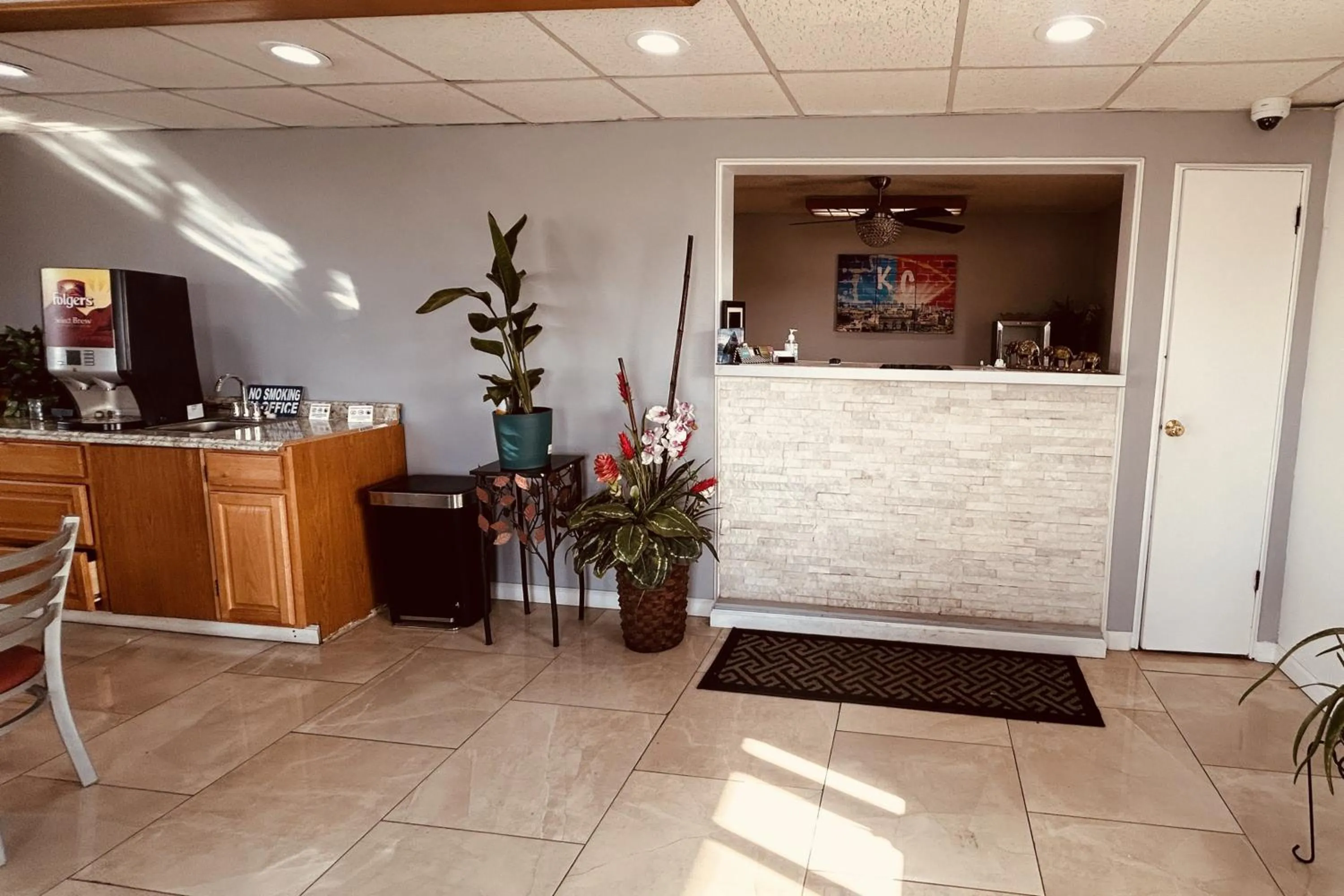 Lobby or reception in Residential Suites Blue Springs by Hotel O I 70