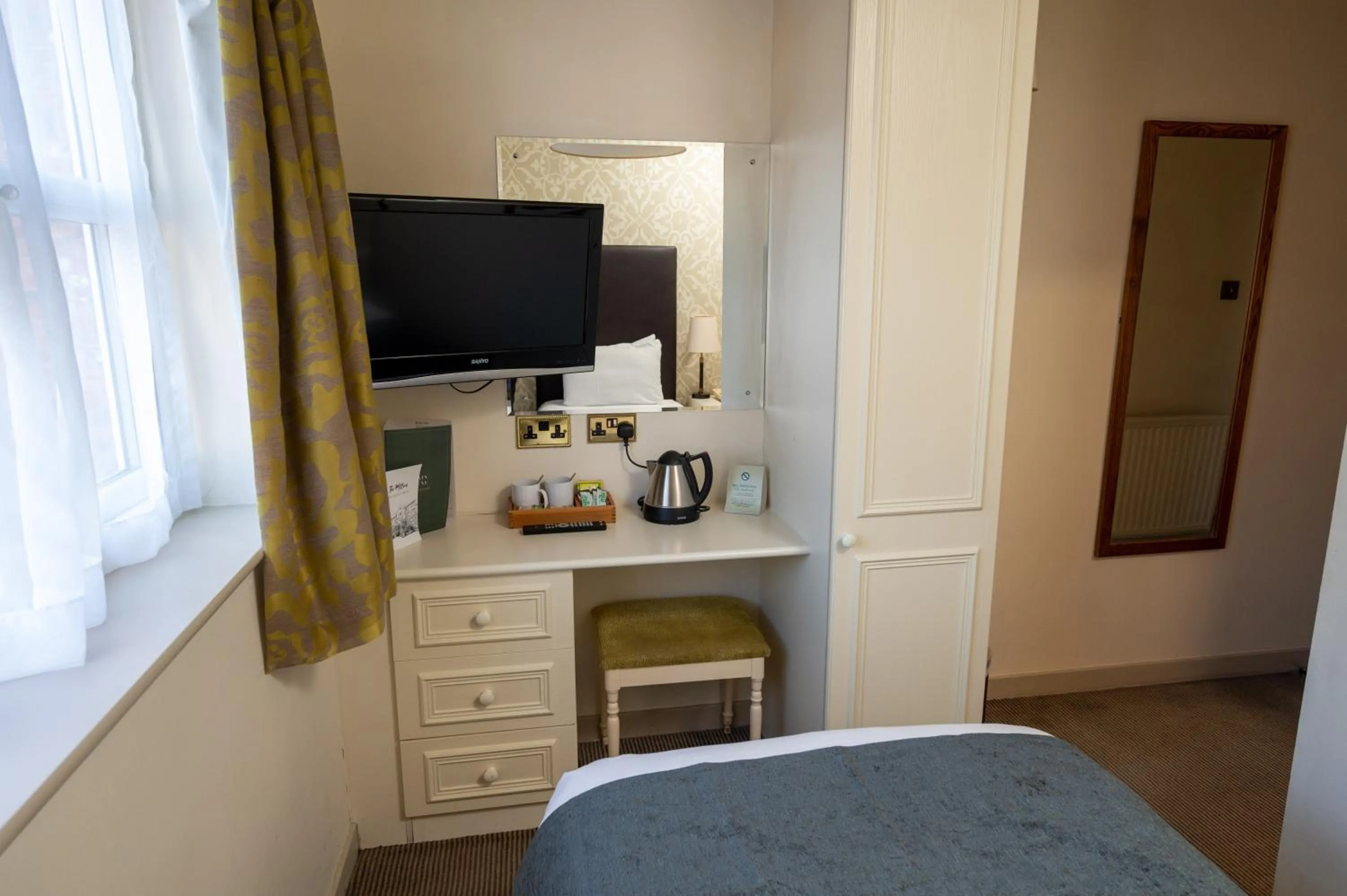 TV and multimedia, Bed in Millers Hotel by Greene King Inns