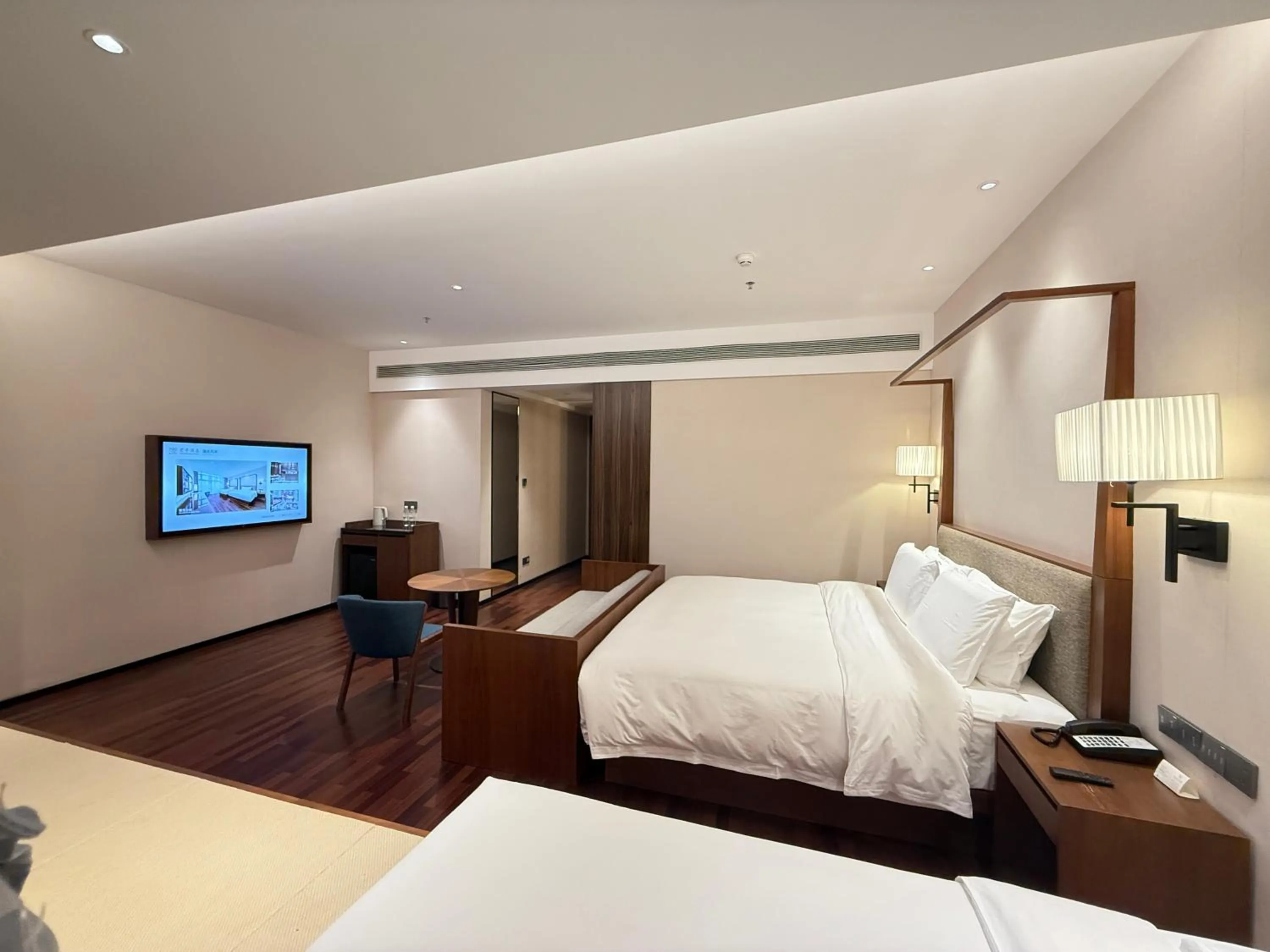 Photo of the whole room, Bed in SSAW Boutique Hotel Foshan Qiandeng Lake