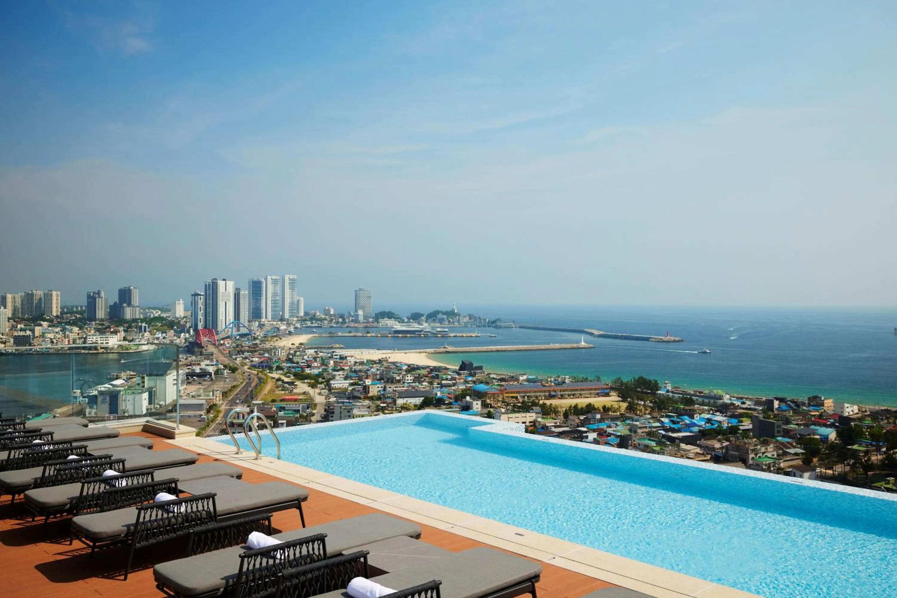 Swimming pool in Homm Marina Sokcho