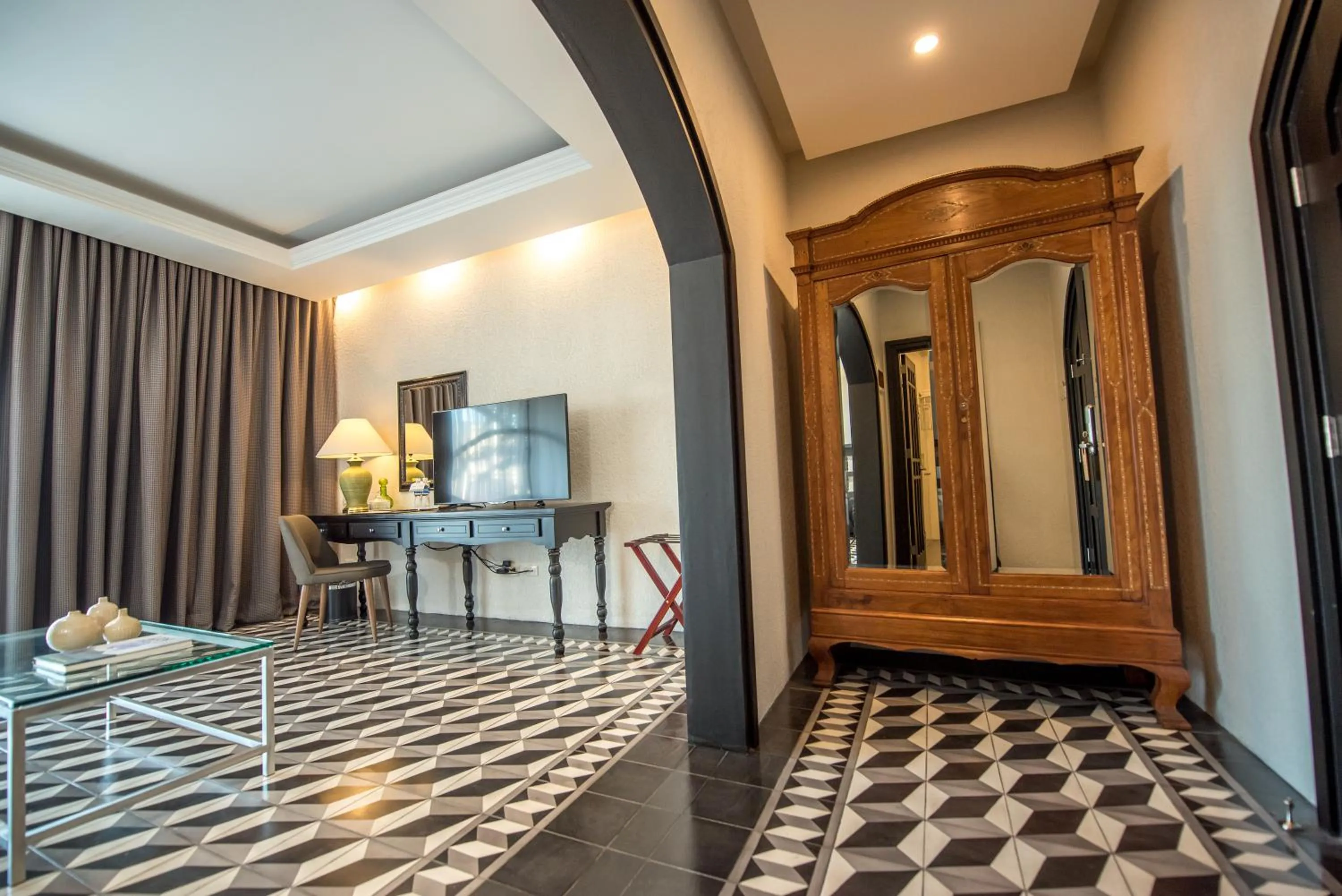 wardrobe in Hotel 1925