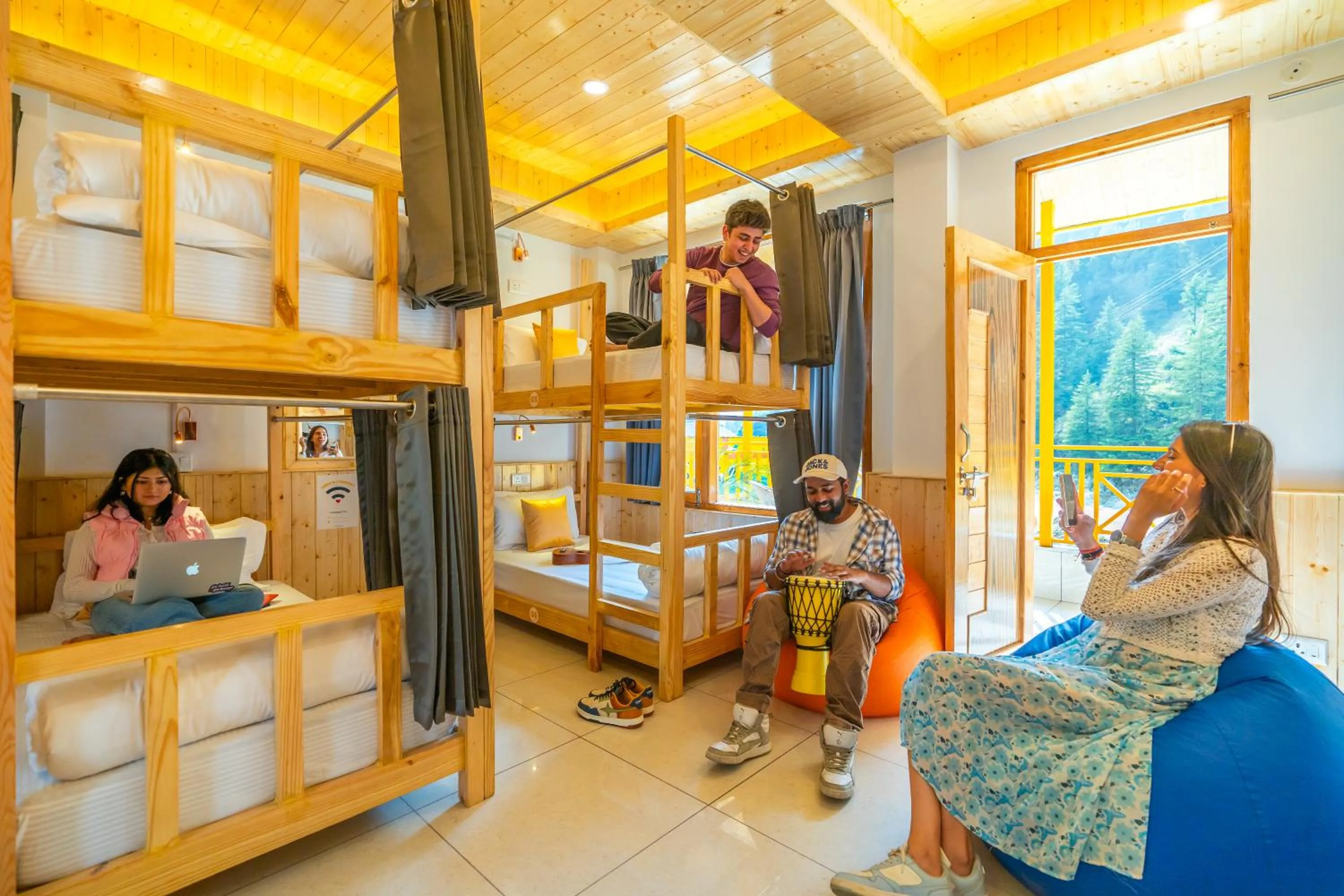 Bed in The Social Stays Kasol