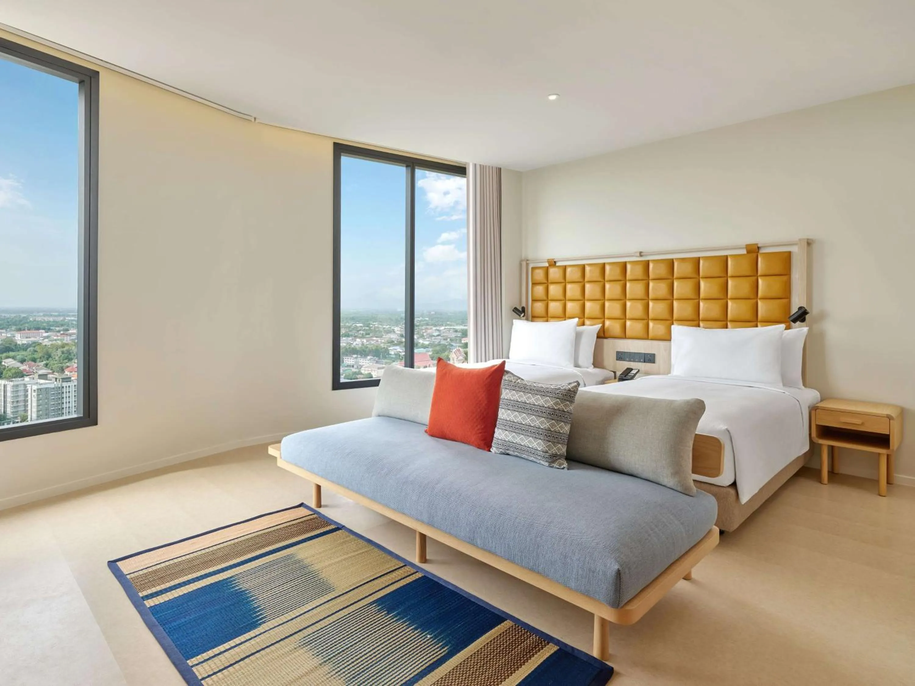 Living room, Bed in Hilton Garden Inn Rayong