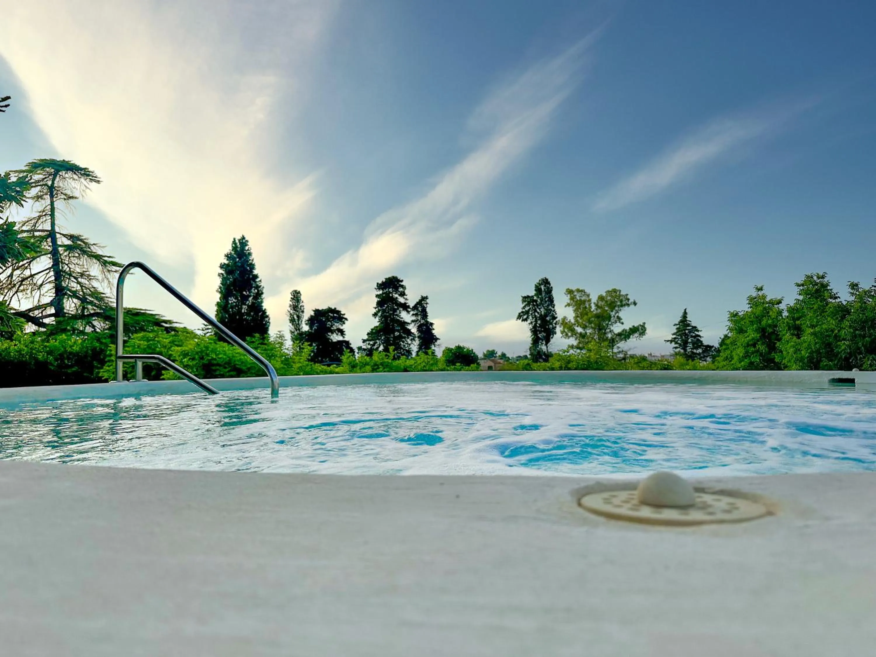 Hot Tub in Villa Neviera Wine Resort & Spa by Cantine Due Palme