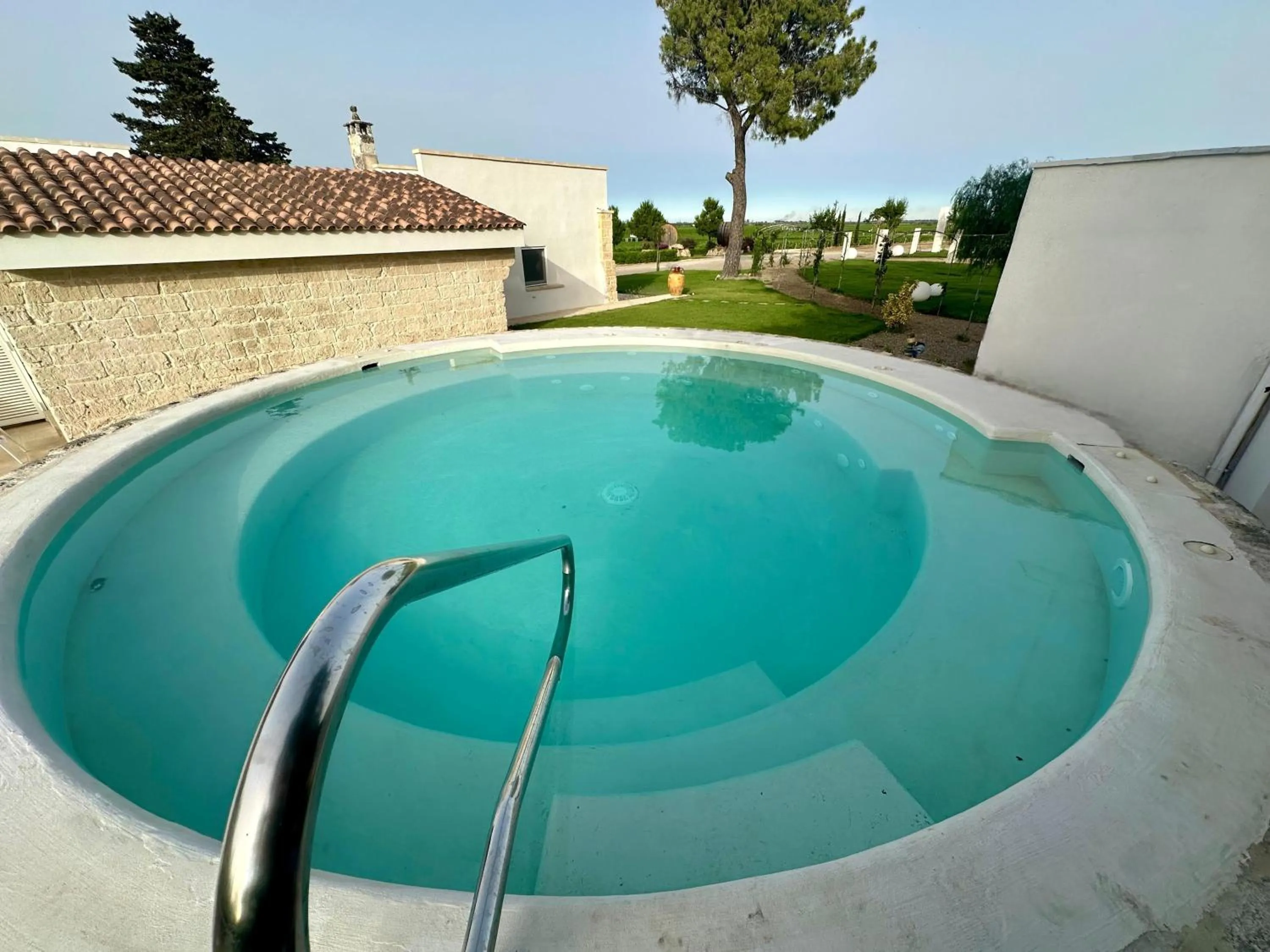 Open Air Bath in Villa Neviera Wine Resort & Spa by Cantine Due Palme