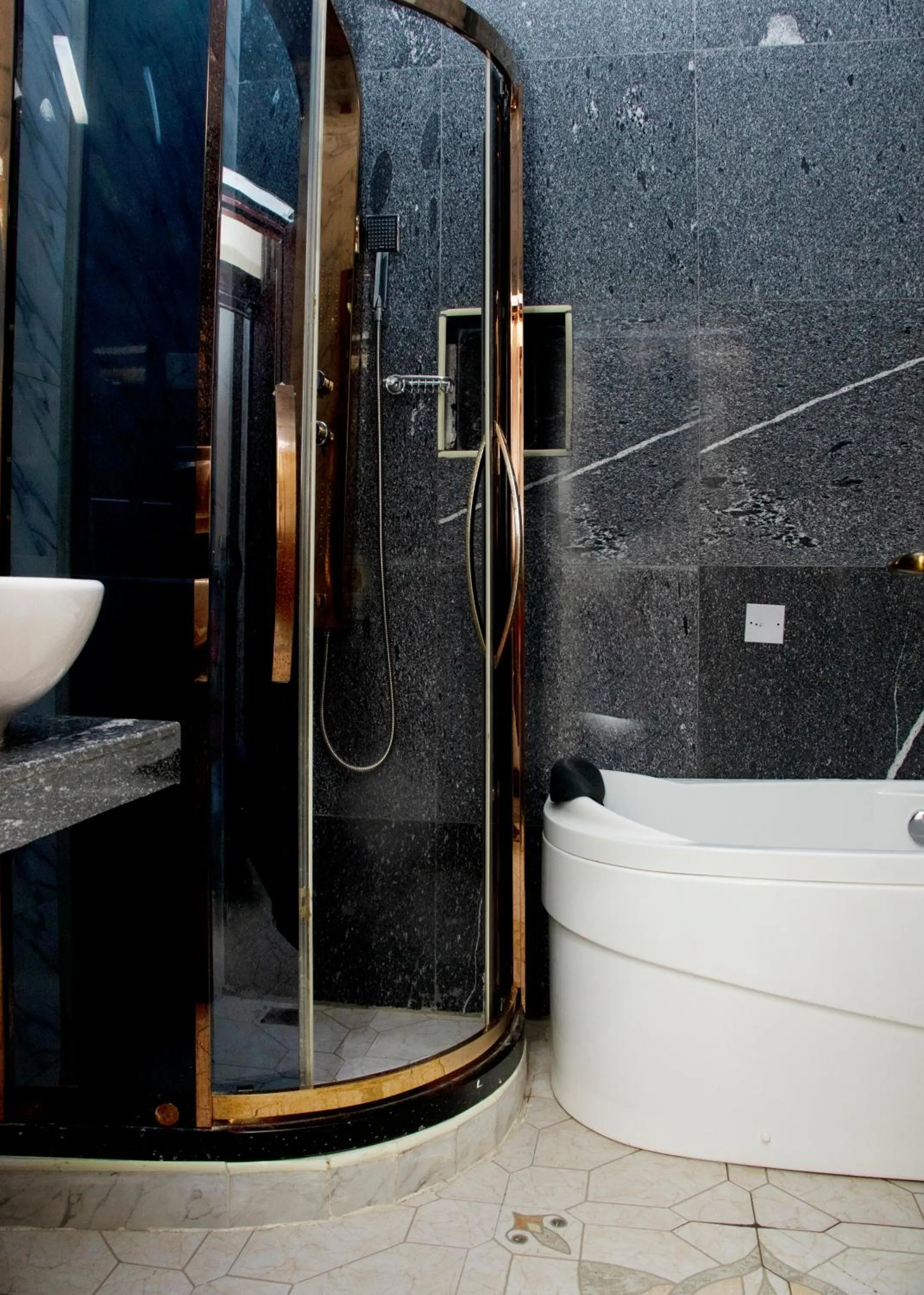 Shower in Grand Bohabs Hotel