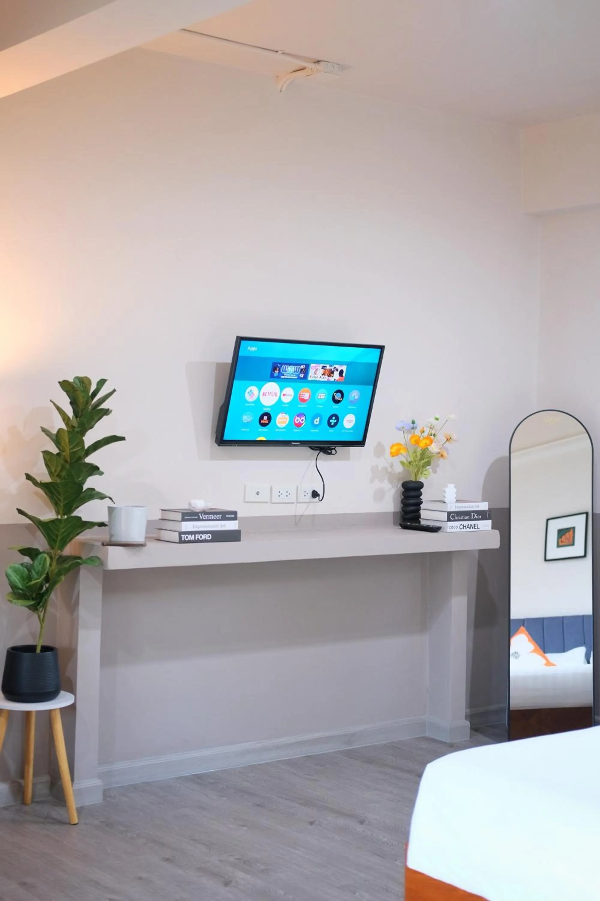 TV and multimedia in Alisse Stay Phuket Layan