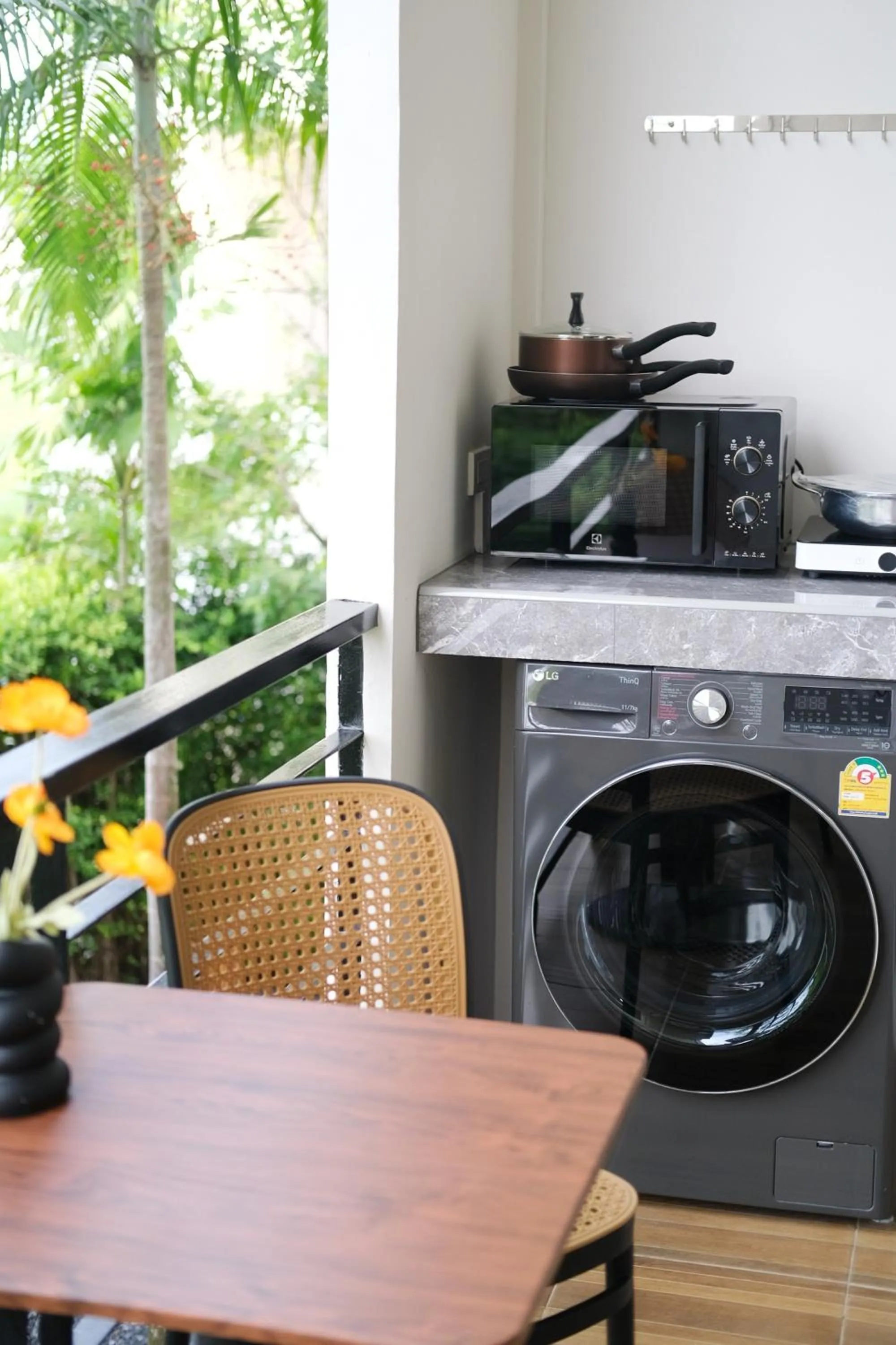 Kitchen or kitchenette in Alisse Stay Phuket Layan