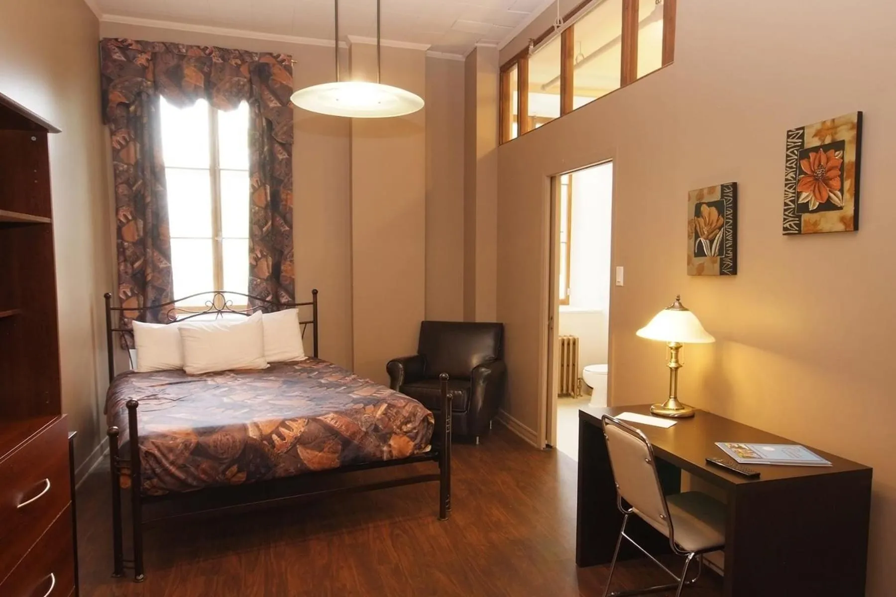 Bedroom, Bed in Auberge du Couvent