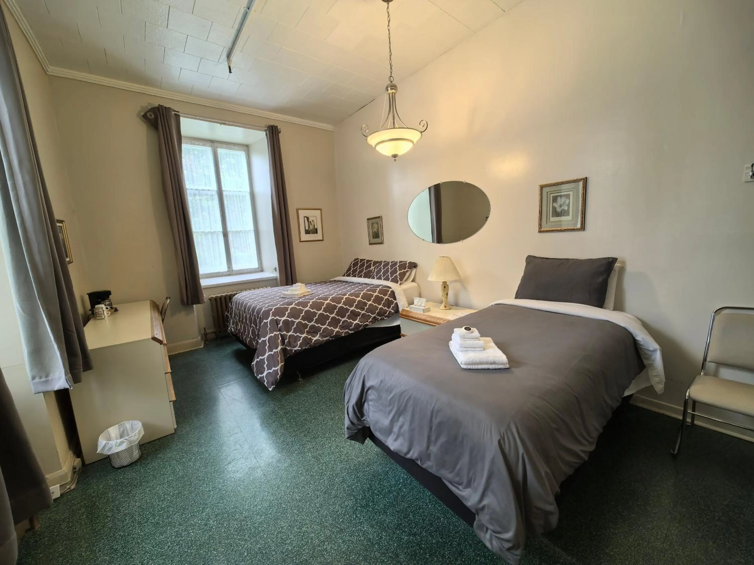 Photo of the whole room, Bed in Auberge du Couvent