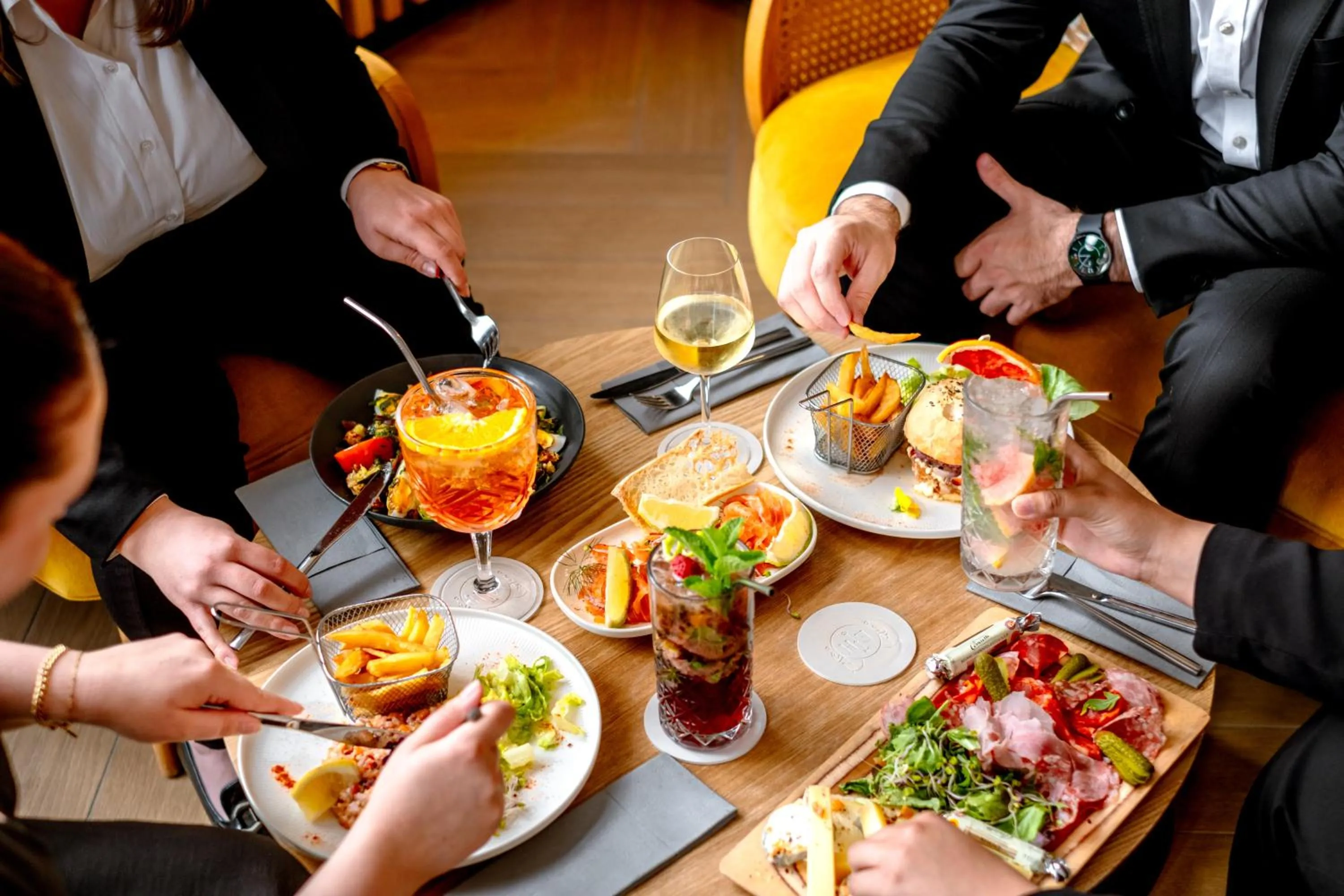 Lounge or bar in Epona Hôtel Sens