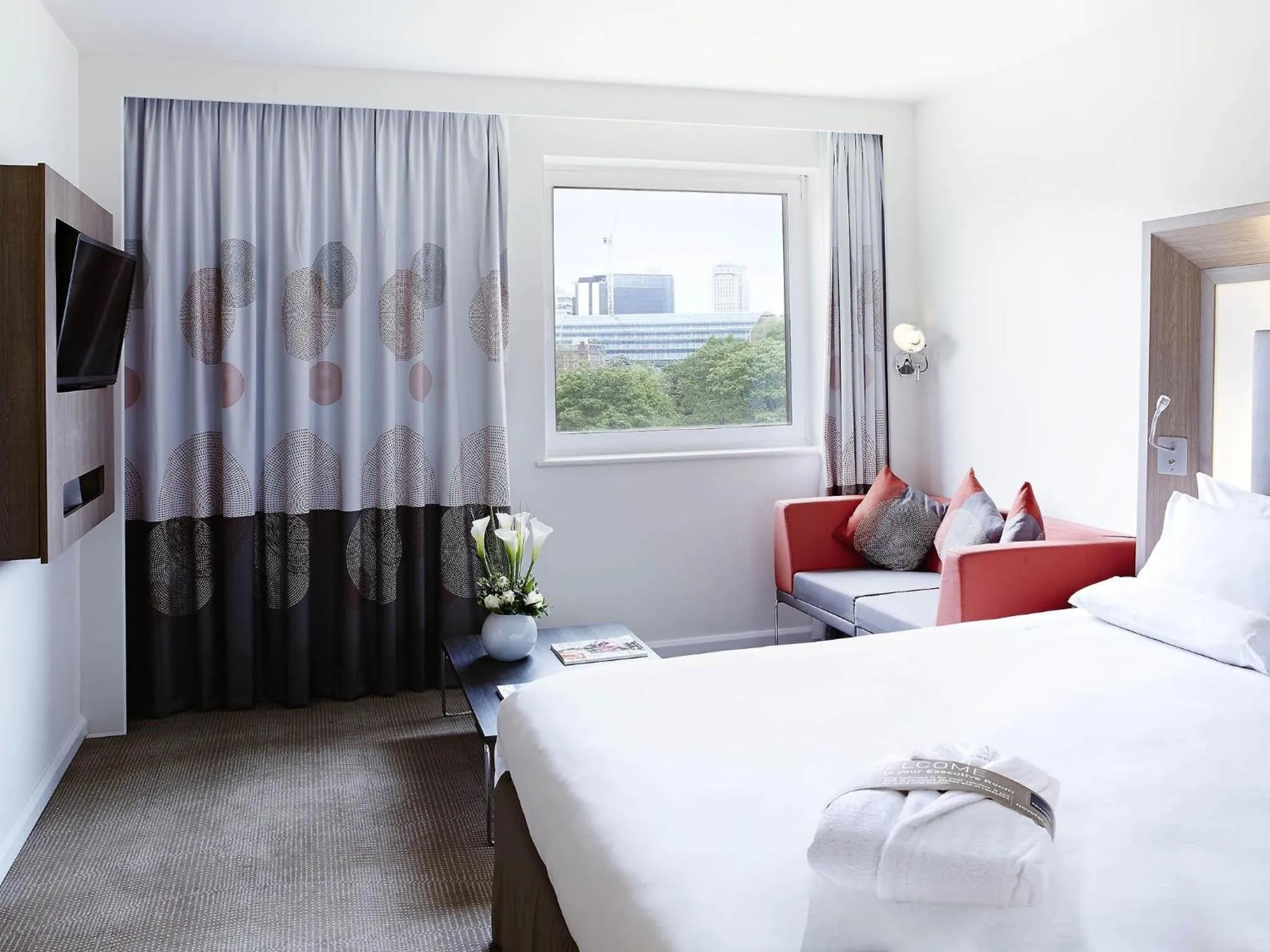 Bedroom, Bed in Novotel London Waterloo