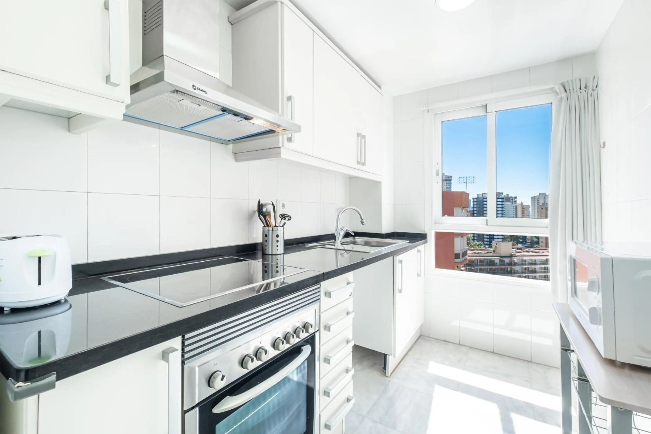 Kitchen or kitchenette in Apartamentos Les Dunes Centro Levante Beach