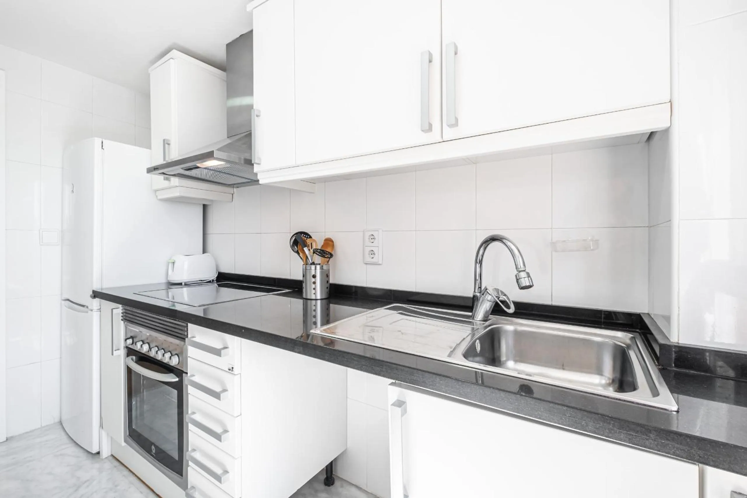 Kitchen or kitchenette in Apartamentos Les Dunes Centro Levante Beach