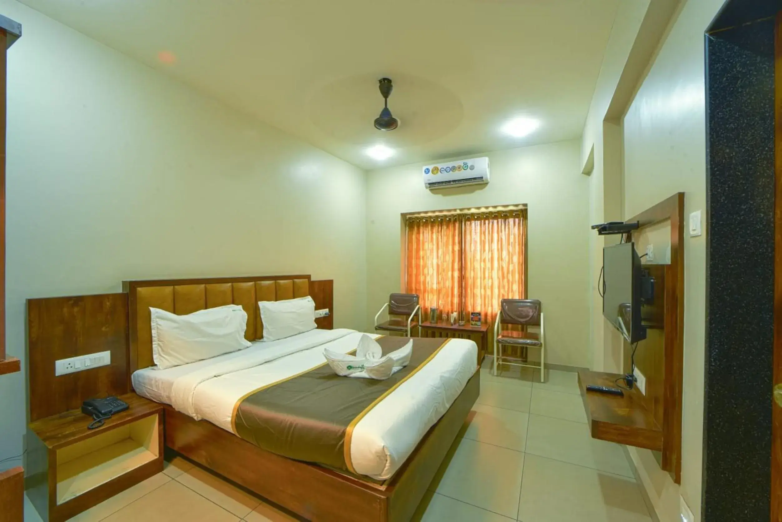 Deluxe Double Room in Hotel Vrindavan Deluxe Kolhapur NEAR CENTRAL BUS STAND Deluxe Double Room in Hotel Vrindavan Deluxe Kolhapur NEAR CENTRAL BUS STAND