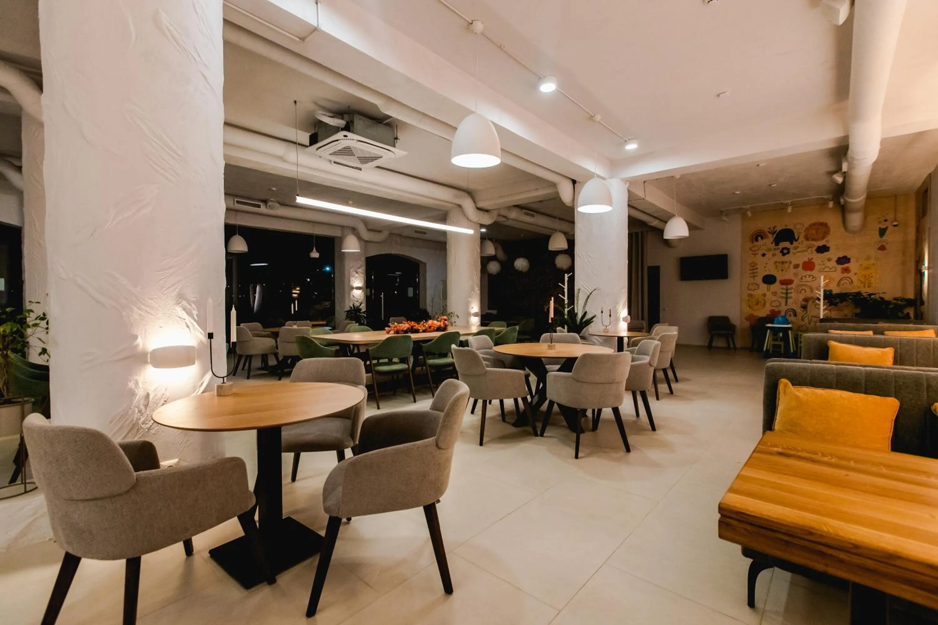 Restaurant/places to eat in Hotel Kazak Club