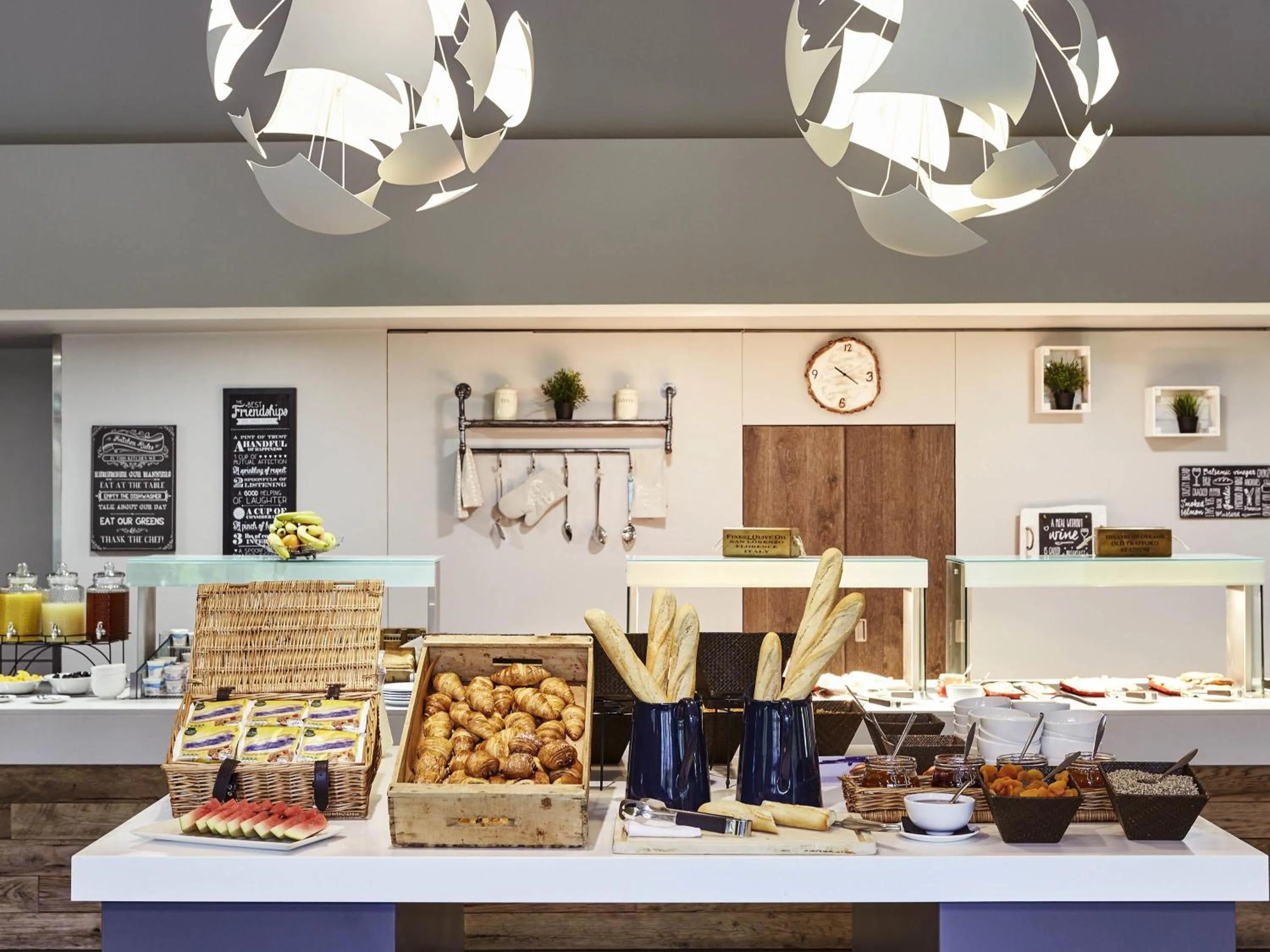 Restaurant/places to eat in Novotel Manchester West