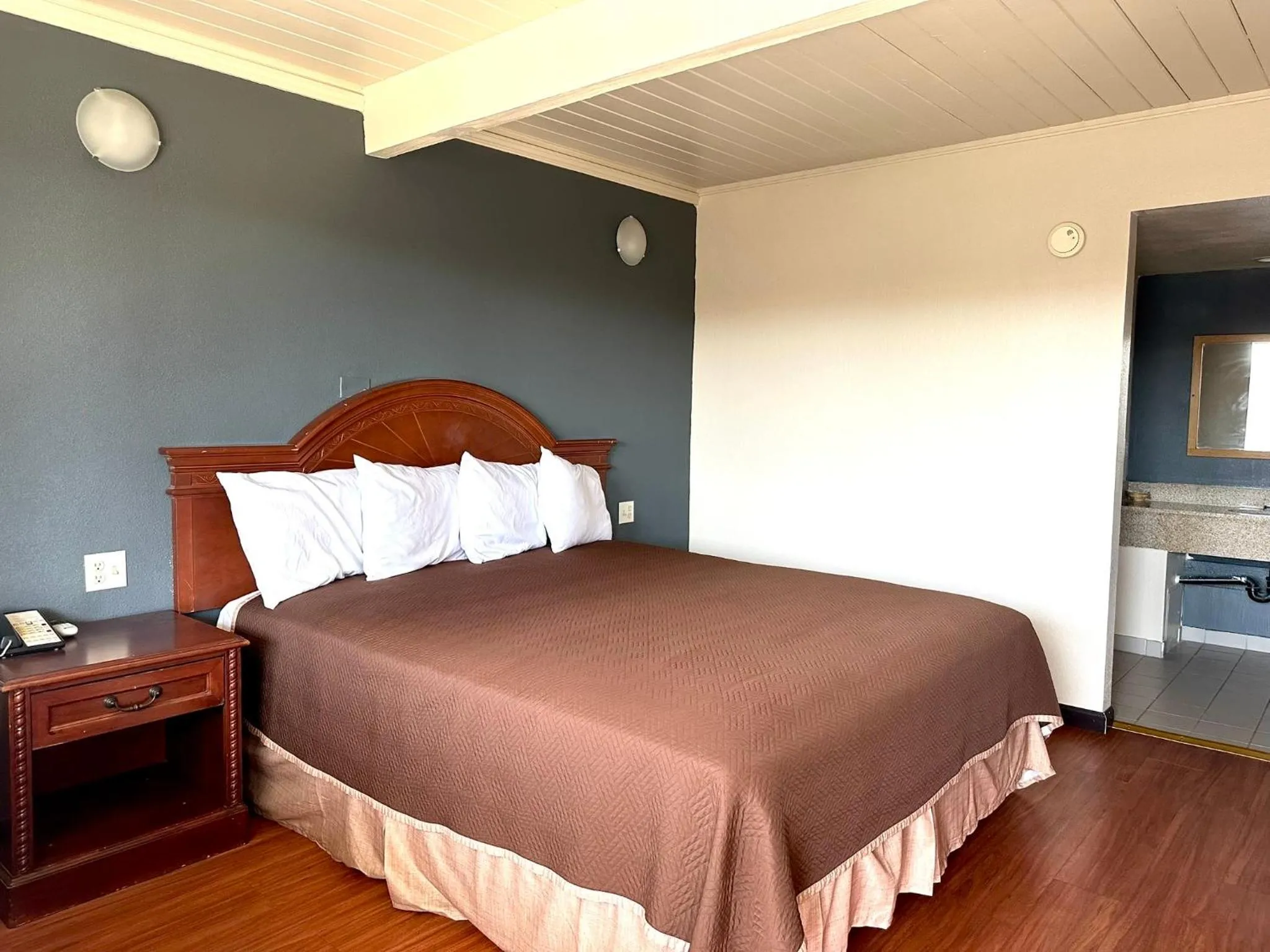 Bed in Regency Inn Fresno
