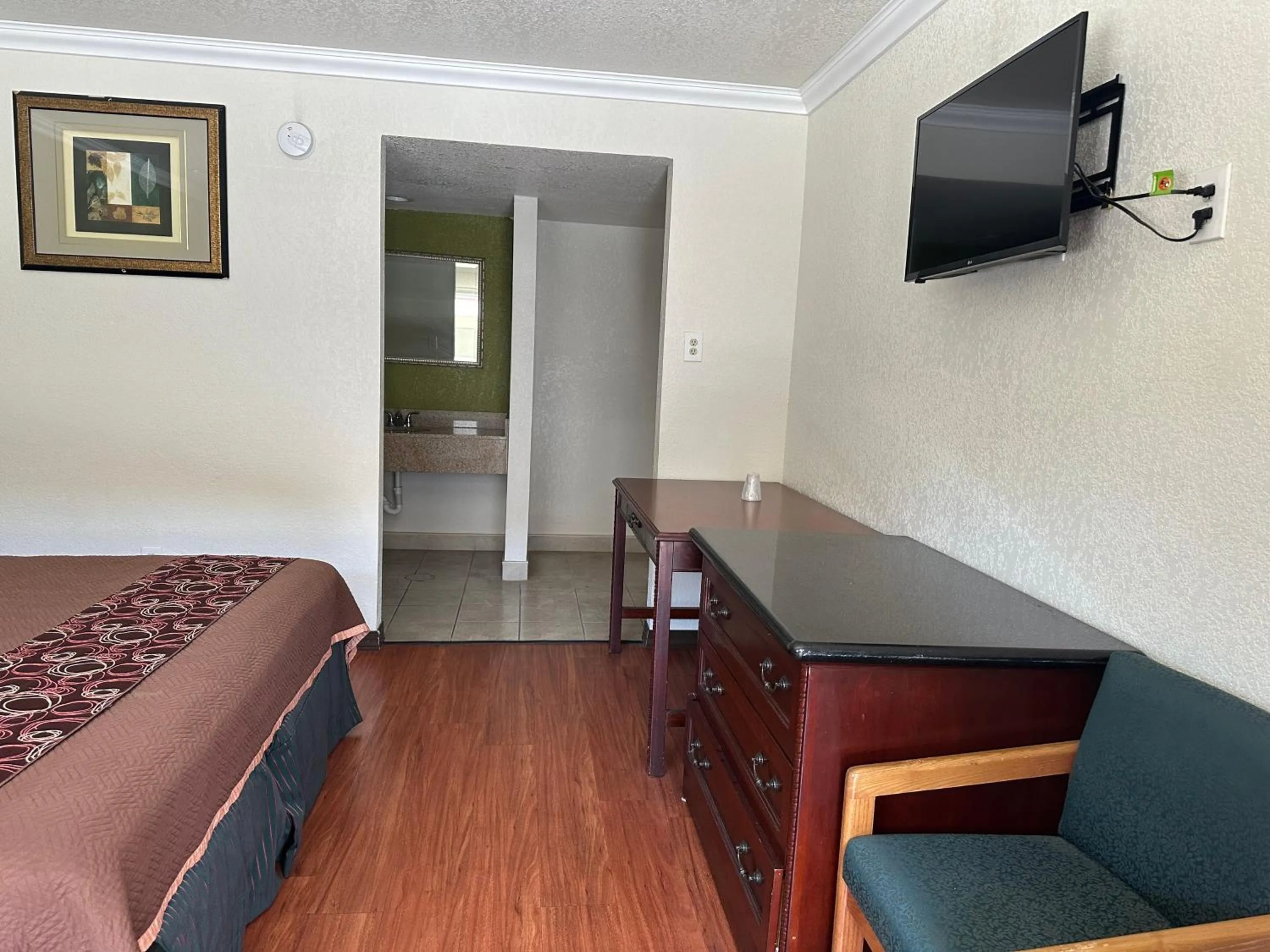 Bed in Regency Inn Fresno