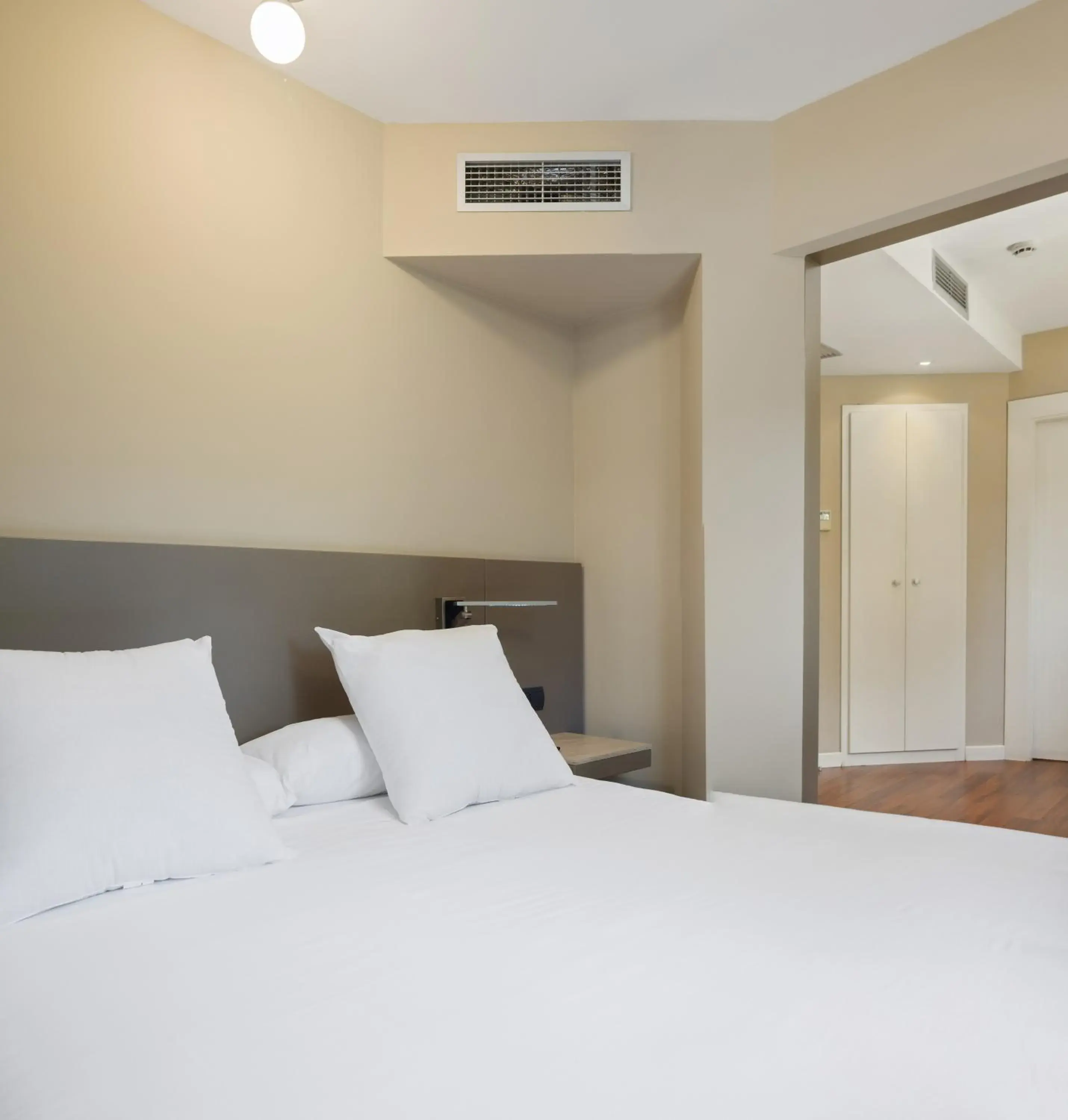 Double Room with River View in Hotel Ureder Double Room with River View in Hotel Ureder