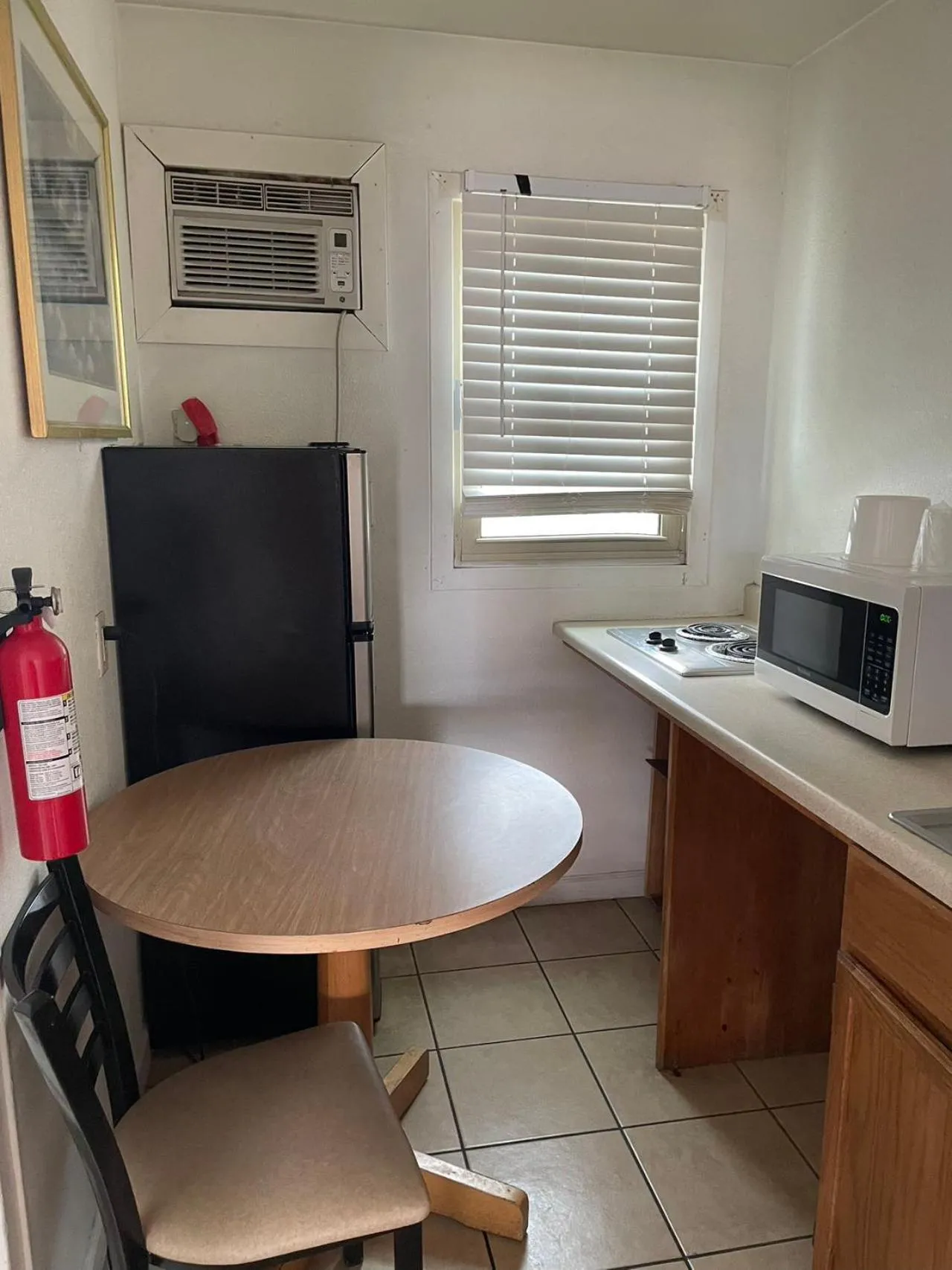 kitchen in Cheyenne Motel