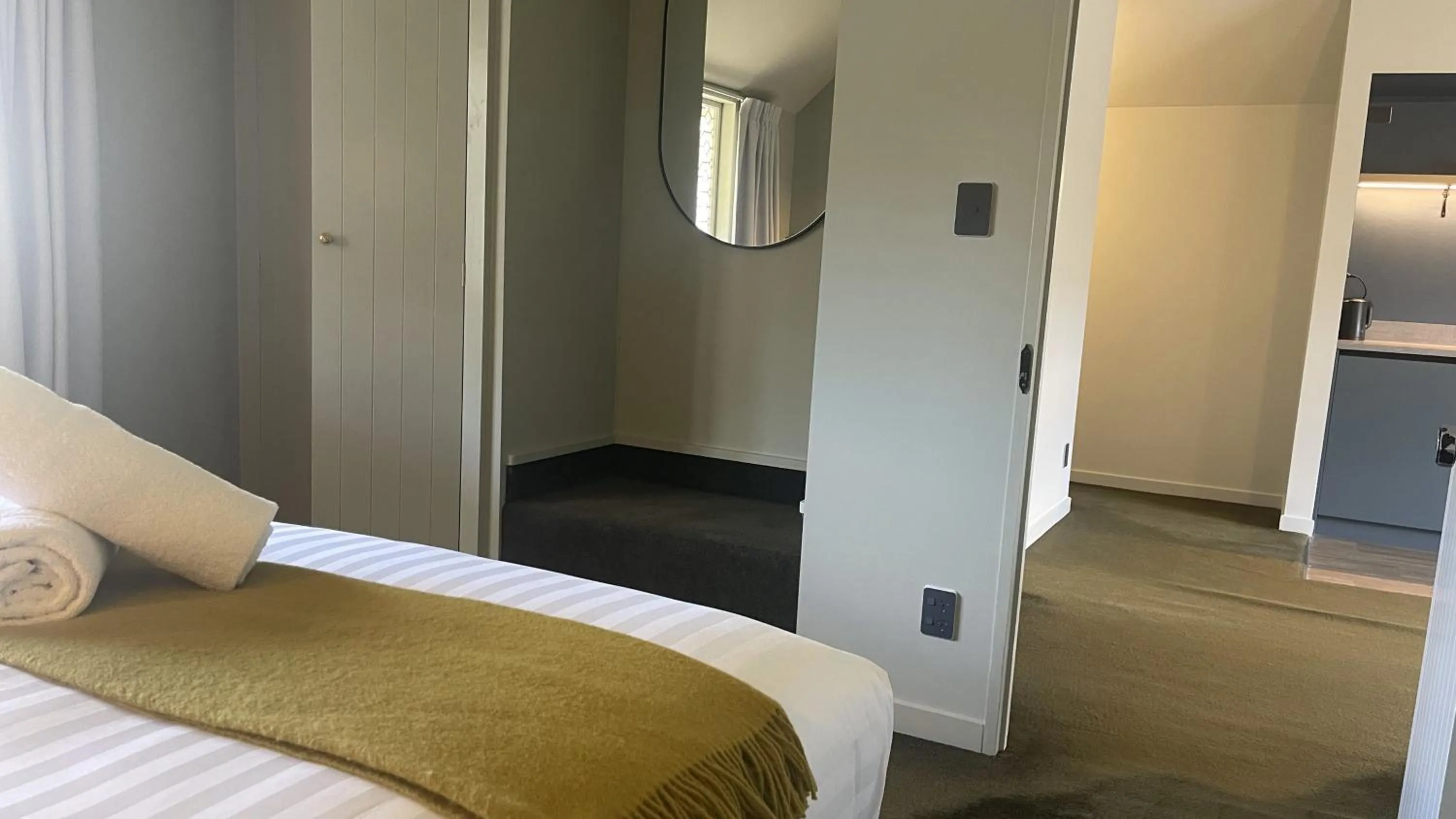 Photo of the whole room, Bed in The Elmwood Motel