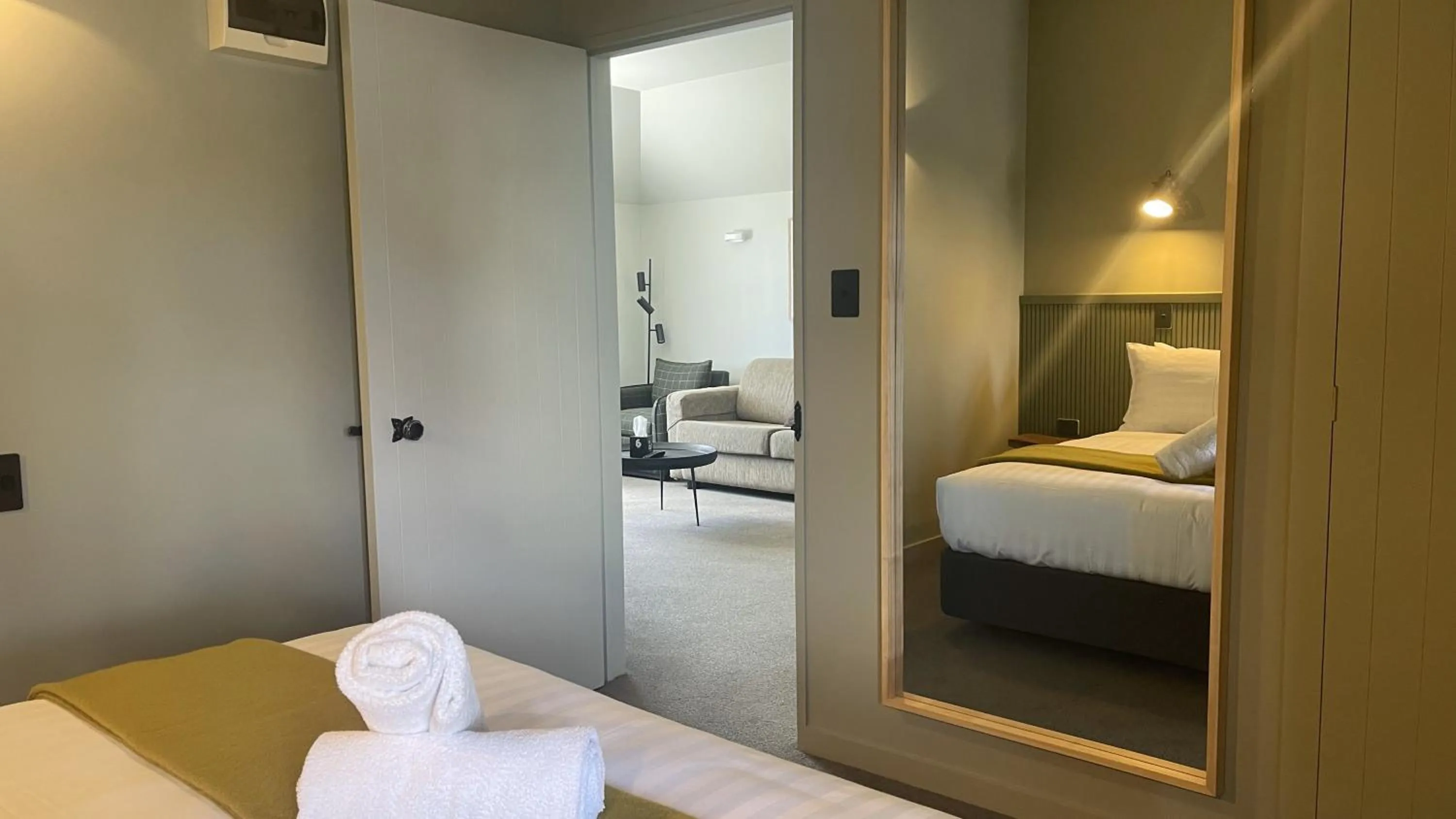 Photo of the whole room, Bed in The Elmwood Motel