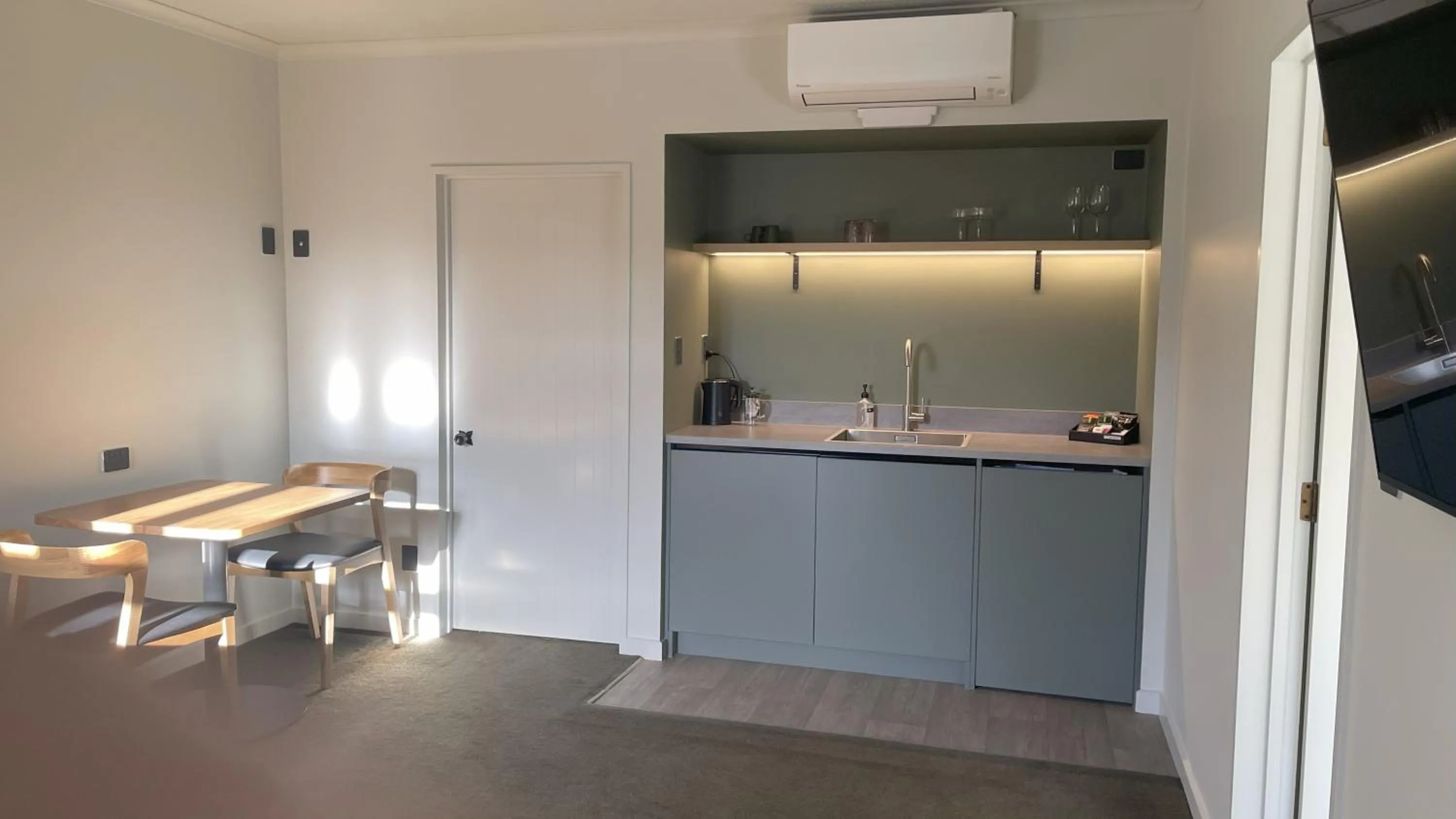 Kitchen or kitchenette in The Elmwood Motel