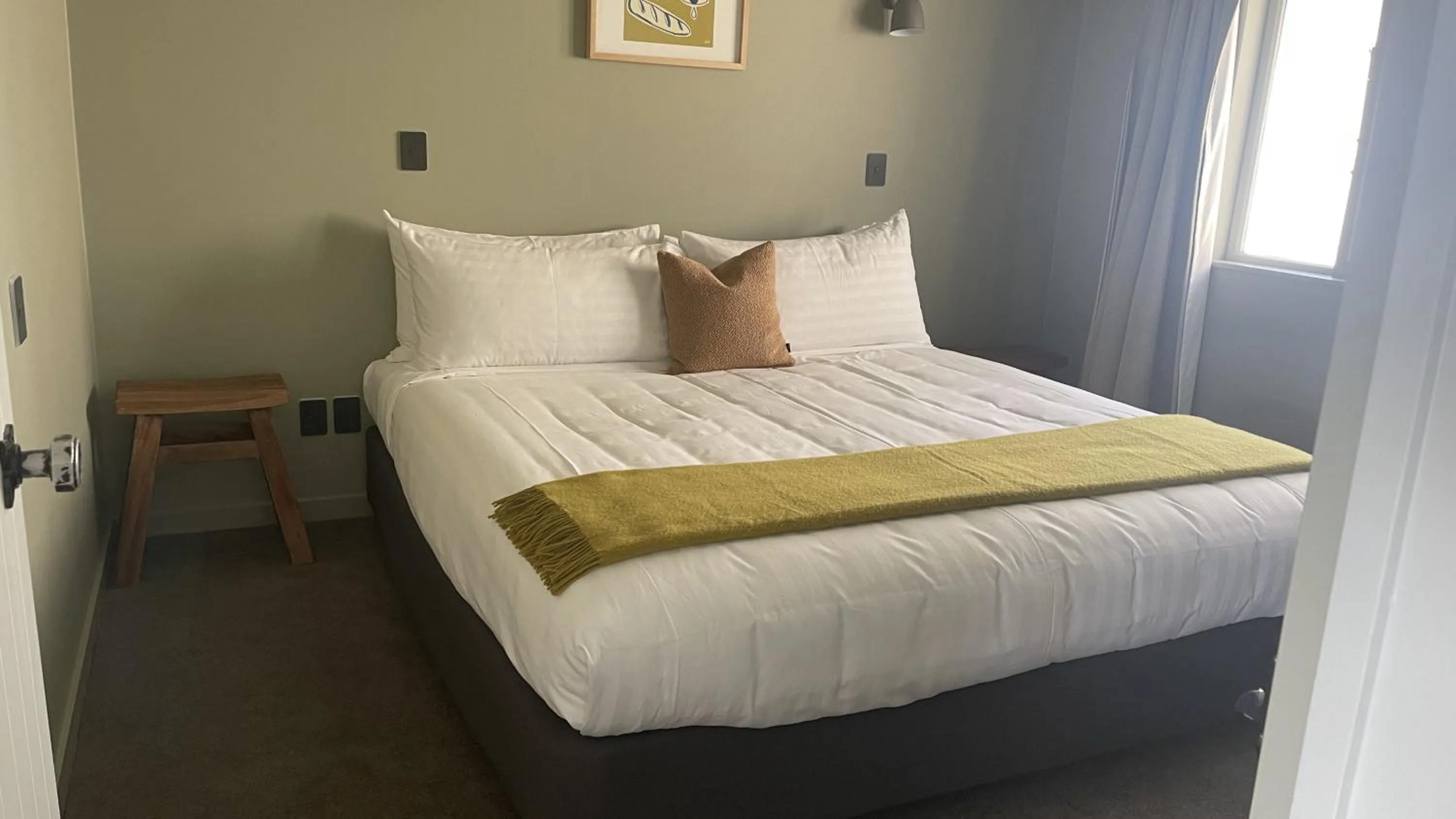 Bedroom, Bed in The Elmwood Motel