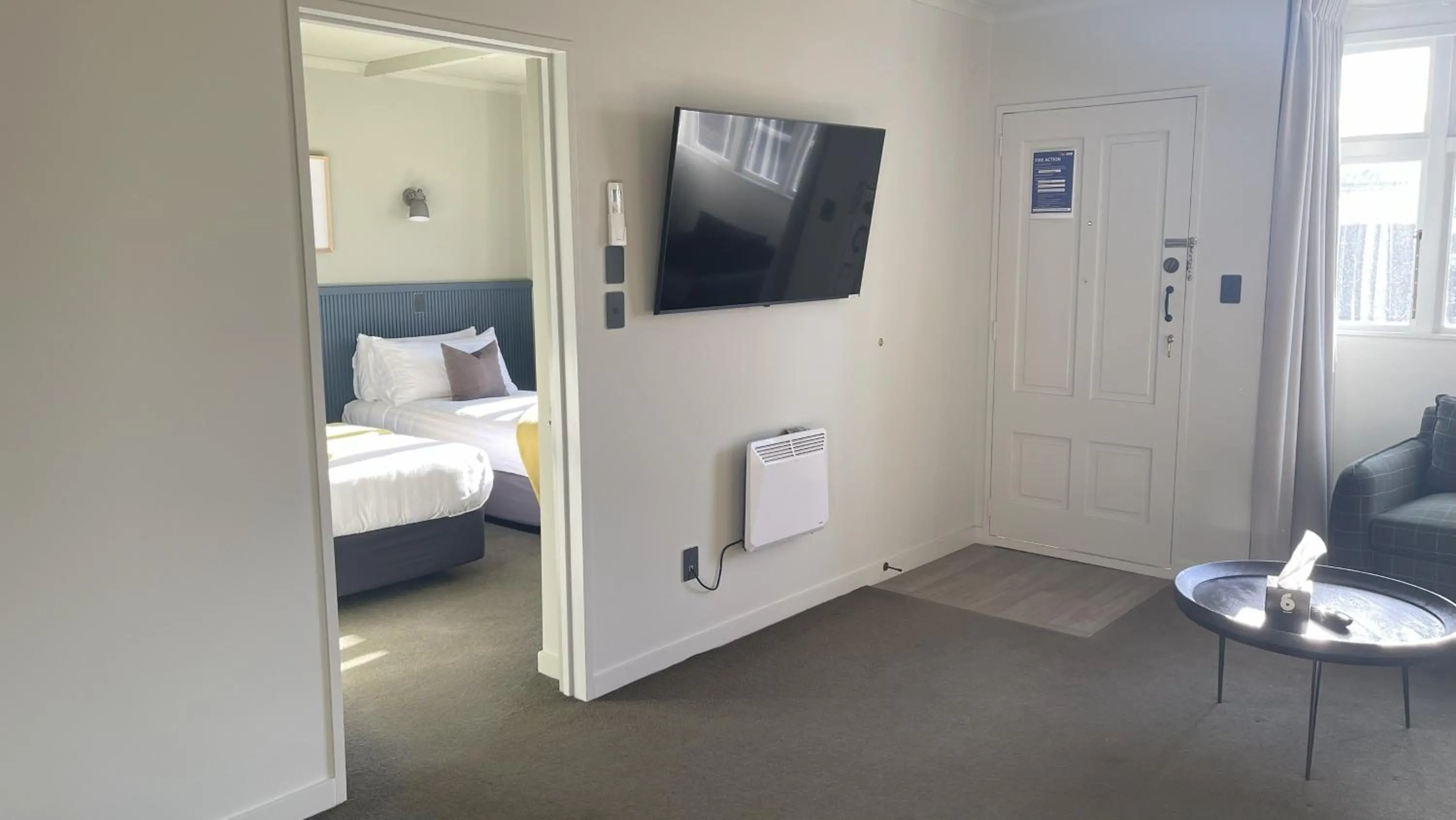 Seating area, Bed in The Elmwood Motel