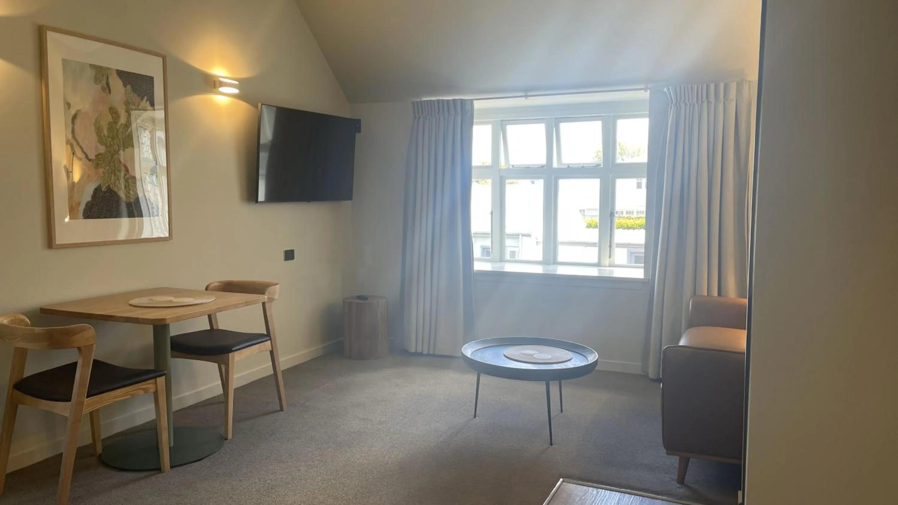 Living room in The Elmwood Motel